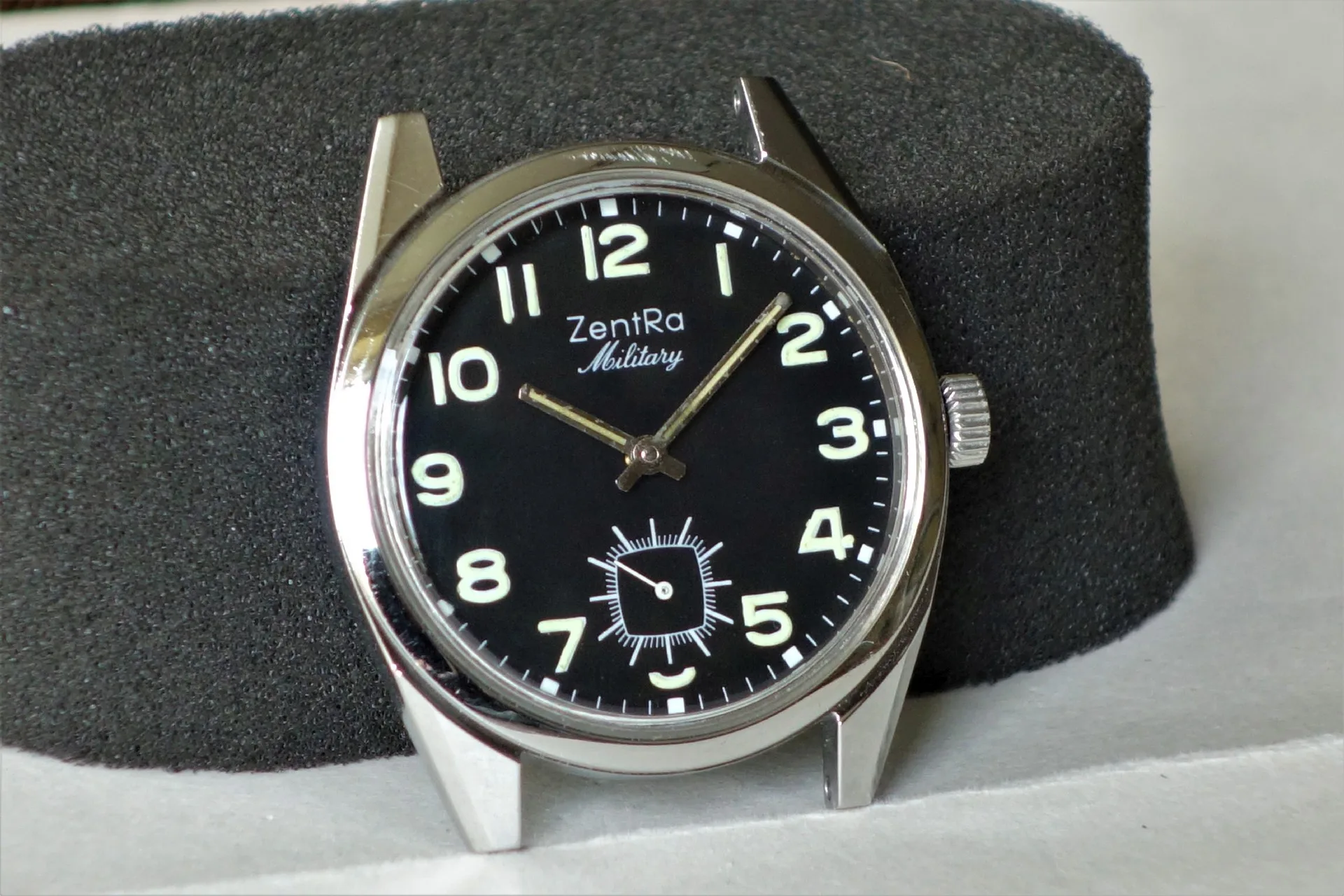 ZentRa Military Uhr Schwarze Armbanduhr mit Leuchtziffern und silberfarbenem Gehäuse.
