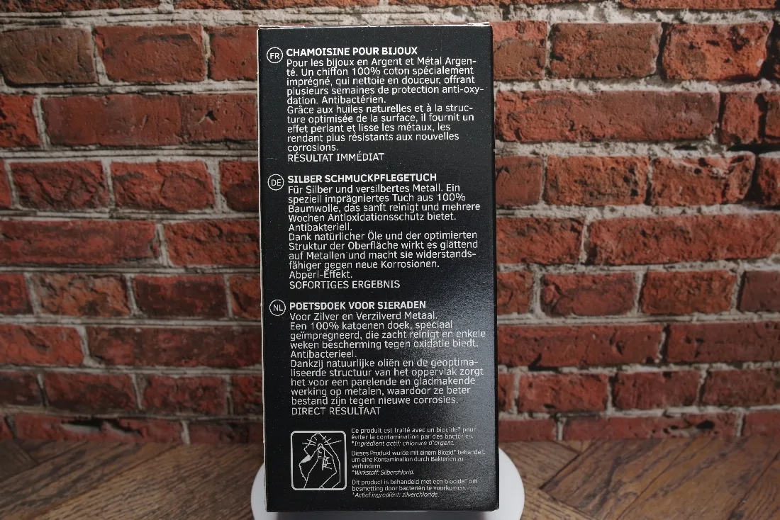Schwarze Verpackung mit Beschreibung für ein speziell imprägniertes Baumwolltuch zur Reinigung und Pflege von Silber und versilbertem Metall.