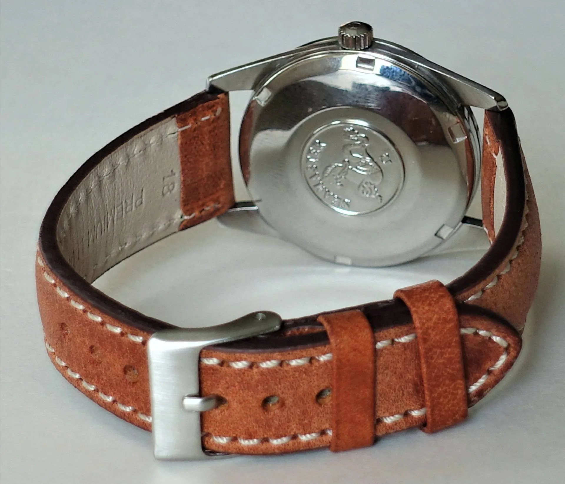 Armbanduhr braun silberfarben Armbanduhr mit braunem Lederarmband und silberfarbener Rückseite.