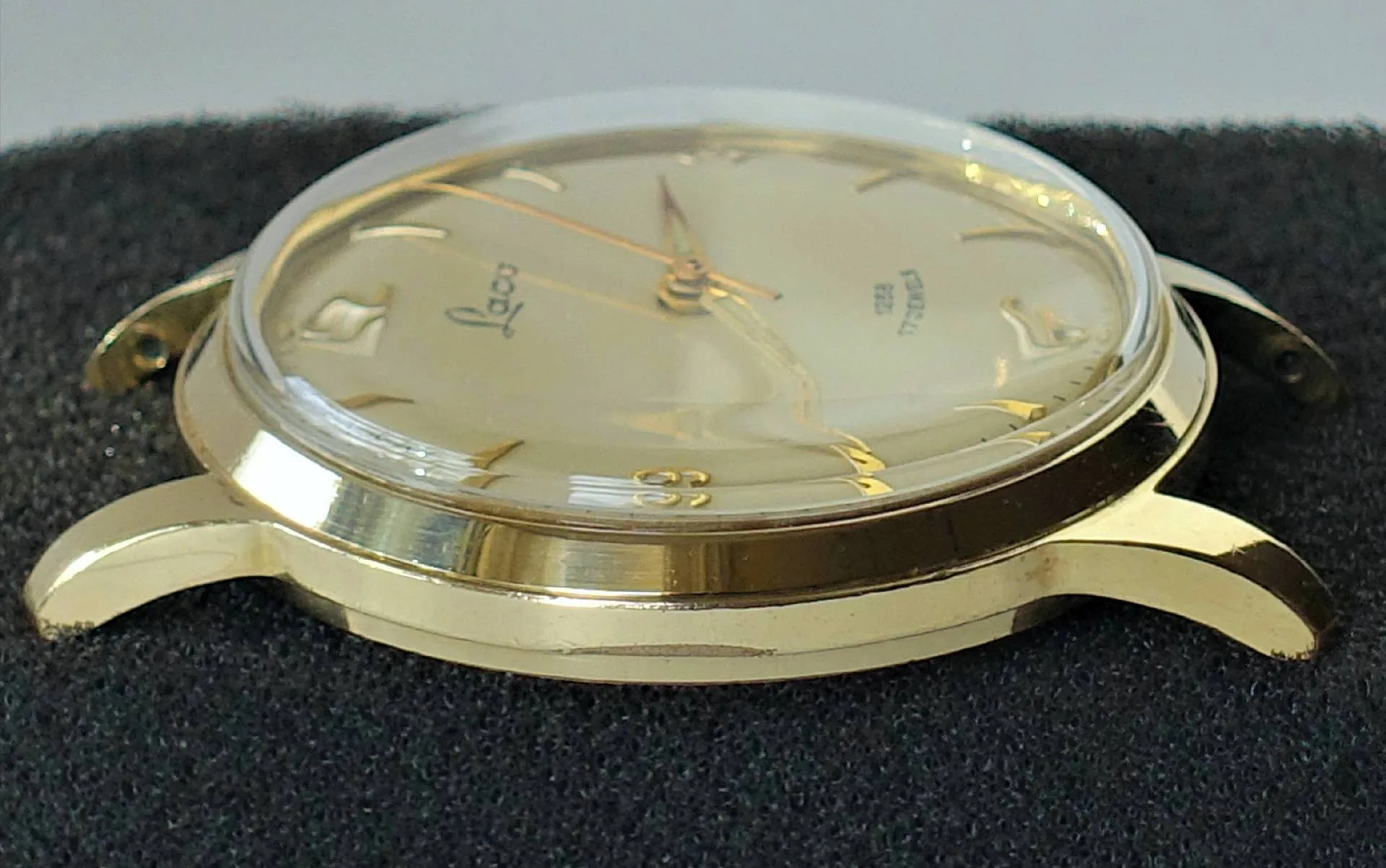 Armbanduhr goldfarben Goldfarbene Armbanduhr mit hellem Zifferblatt und goldenen Zeigern.