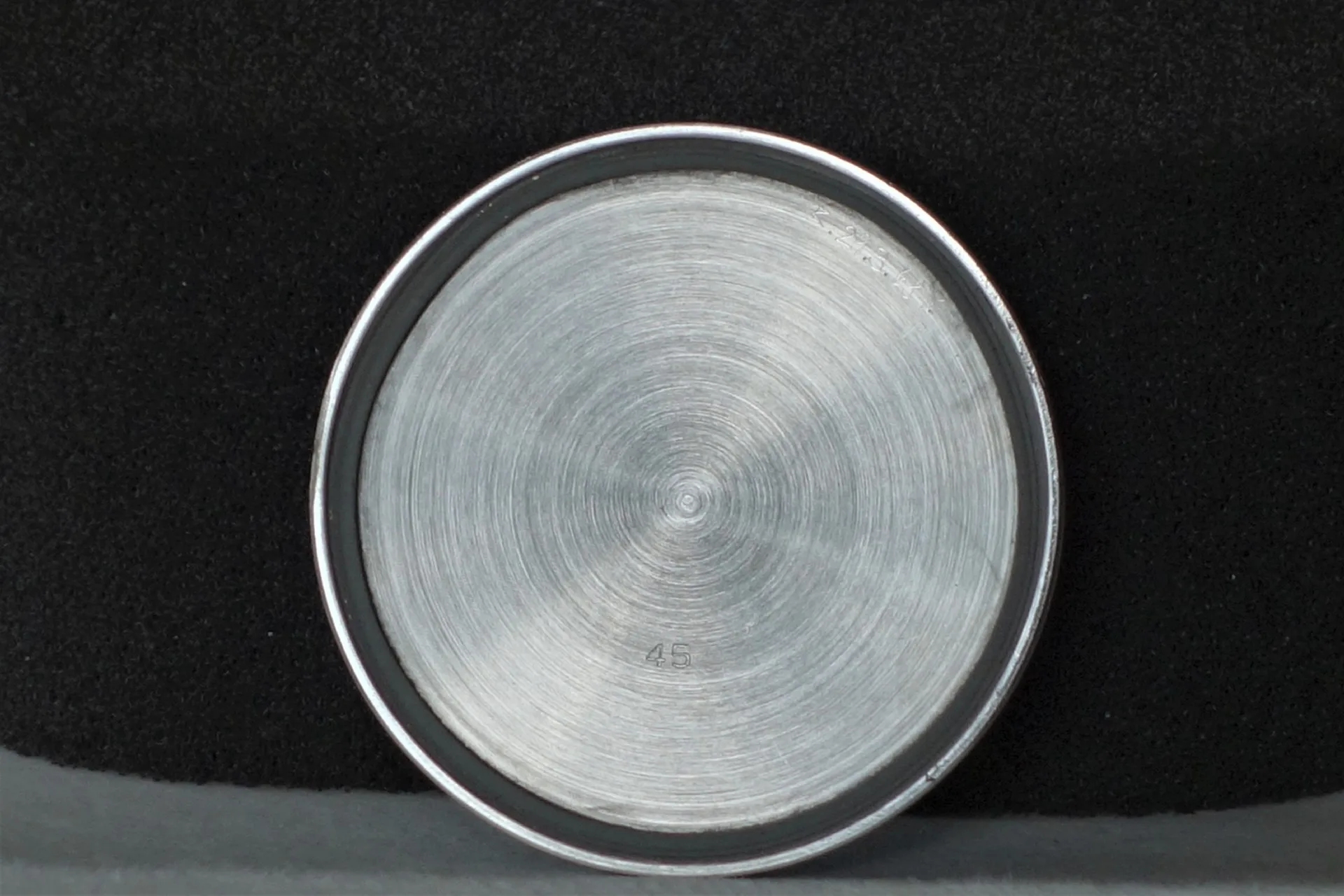 Gehäuseboden silberfarben Runder silberfarbener Gehäuseboden für Armbanduhren.