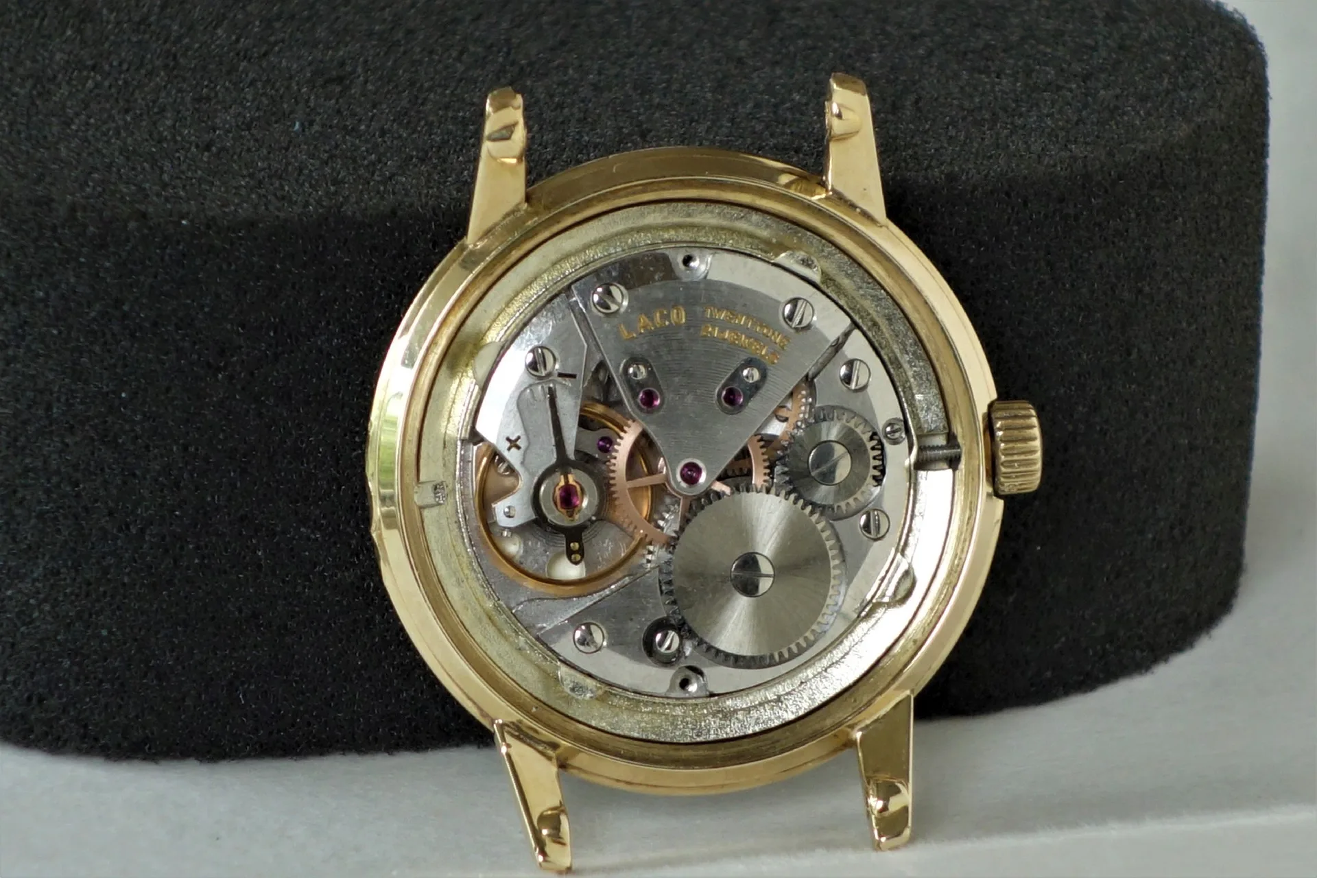 Mechanische Armbanduhr goldfarben Geöffnete mechanische Armbanduhr mit sichtbarem Uhrwerk in goldfarbenem Gehäuse.