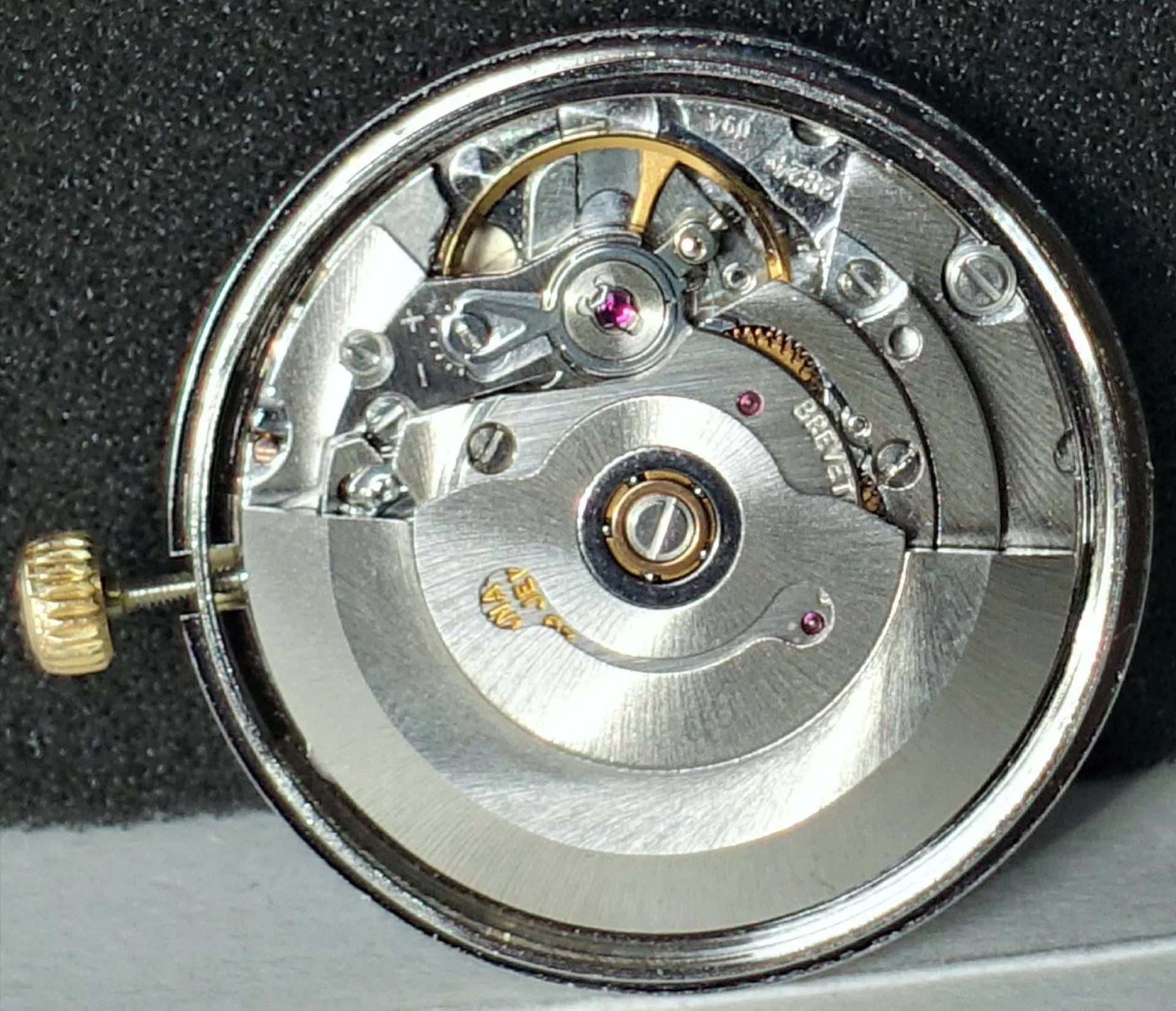 Automatik Uhrwerk silberfarben Silberfarbenes Automatik-Uhrwerk mit sichtbarer Krone und Schwungmasse.