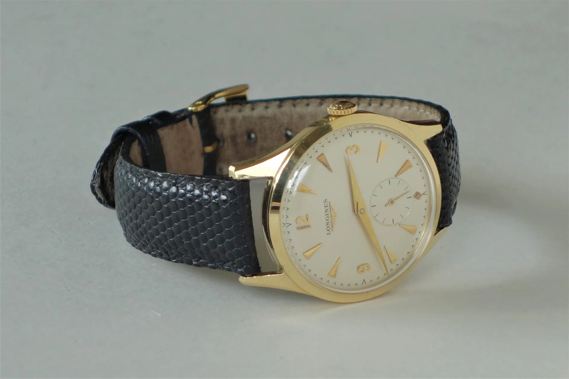 Armbanduhr goldfarben schwarz Klassische Armbanduhr mit goldfarbenem Gehäuse und schwarzem Armband.