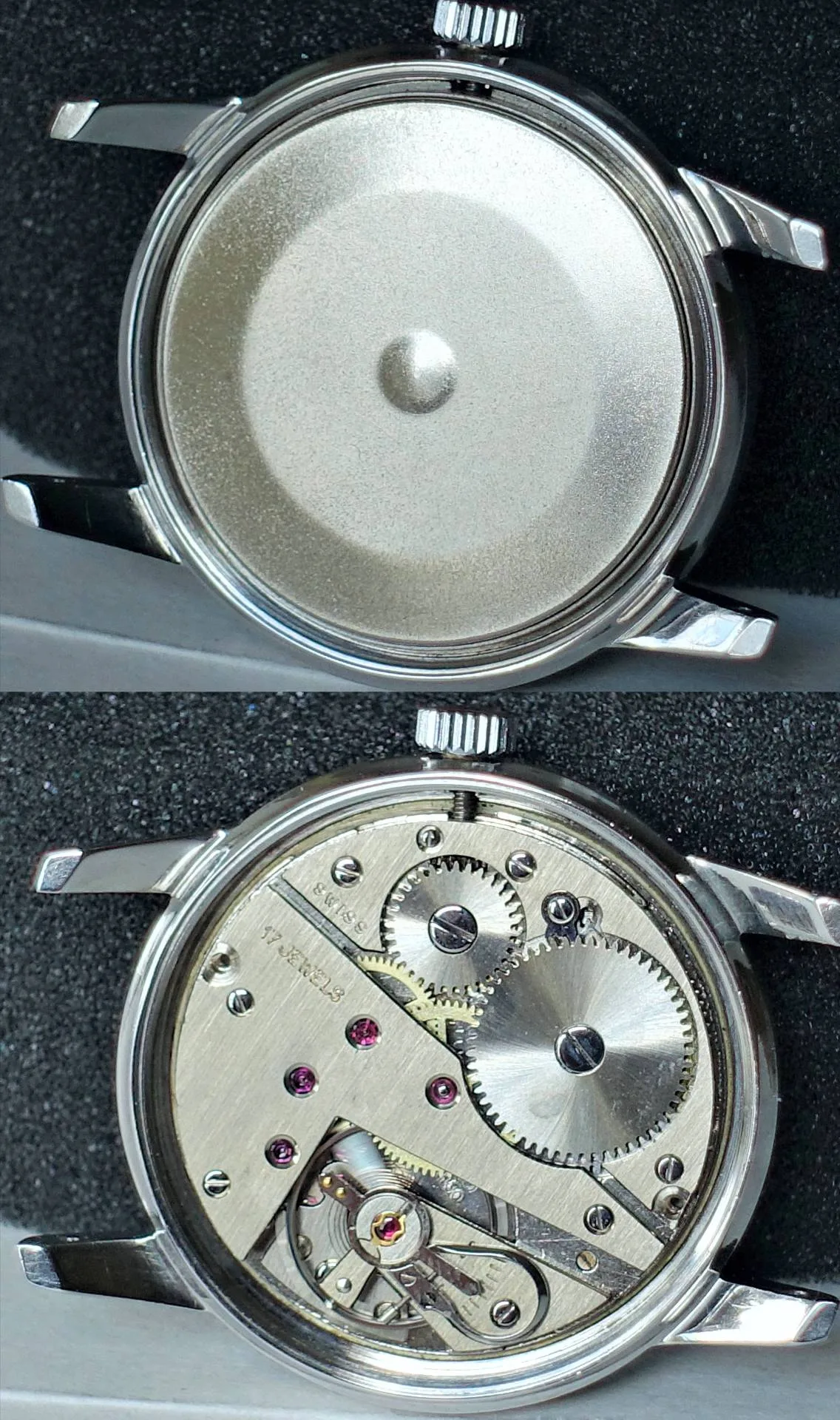 Silberfarbenes mechanisches Uhrwerk in einem offenen Uhrengehäuse, sichtbar mit Zahnrädern und Schrauben.