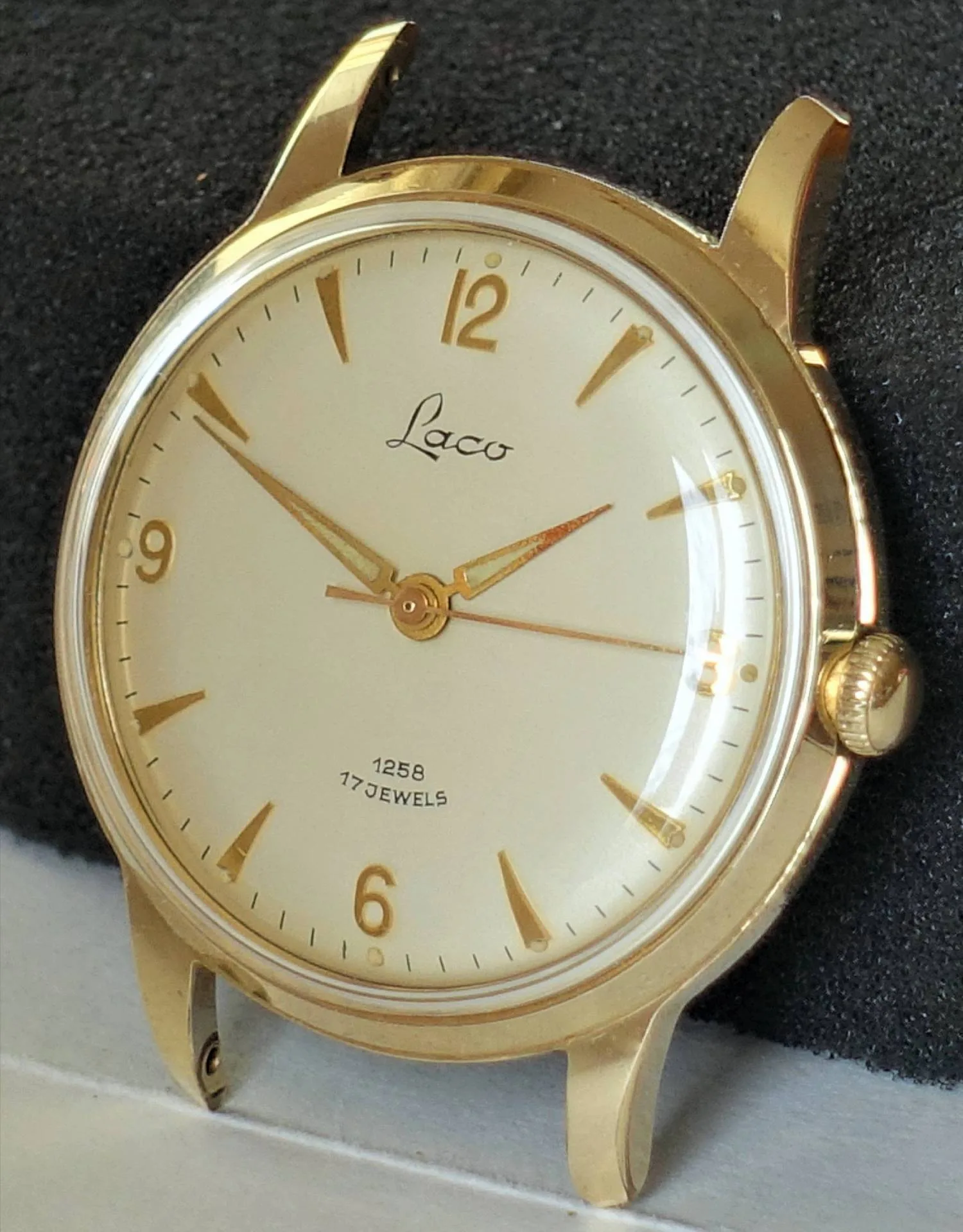 Laco Armbanduhr goldfarben Goldfarbene Armbanduhr mit hellem Zifferblatt und goldenen Zeigern.