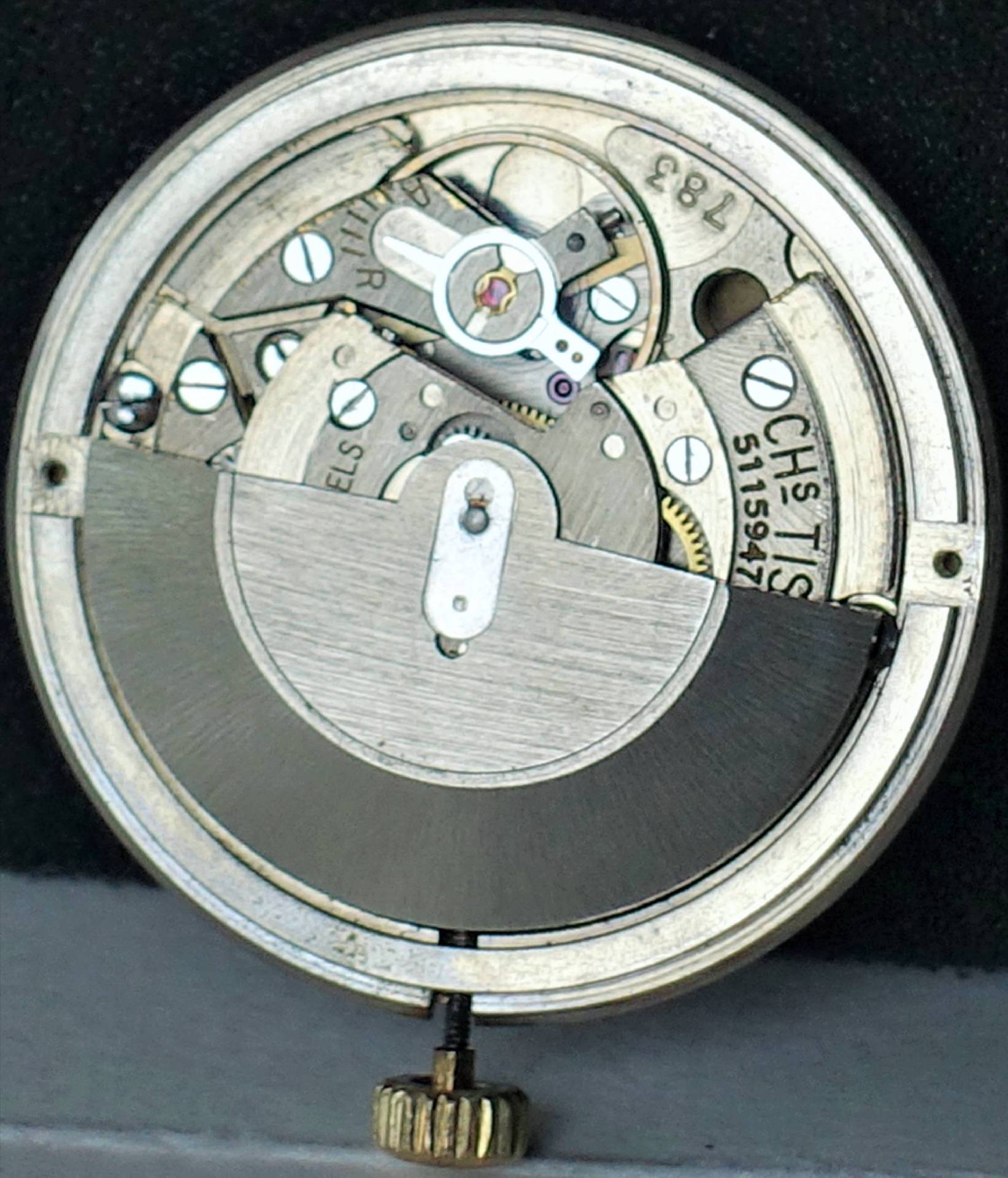 Mechanisches Uhrwerk Tissot 782 mit sichtbarem Rotor und goldfarbener Krone.