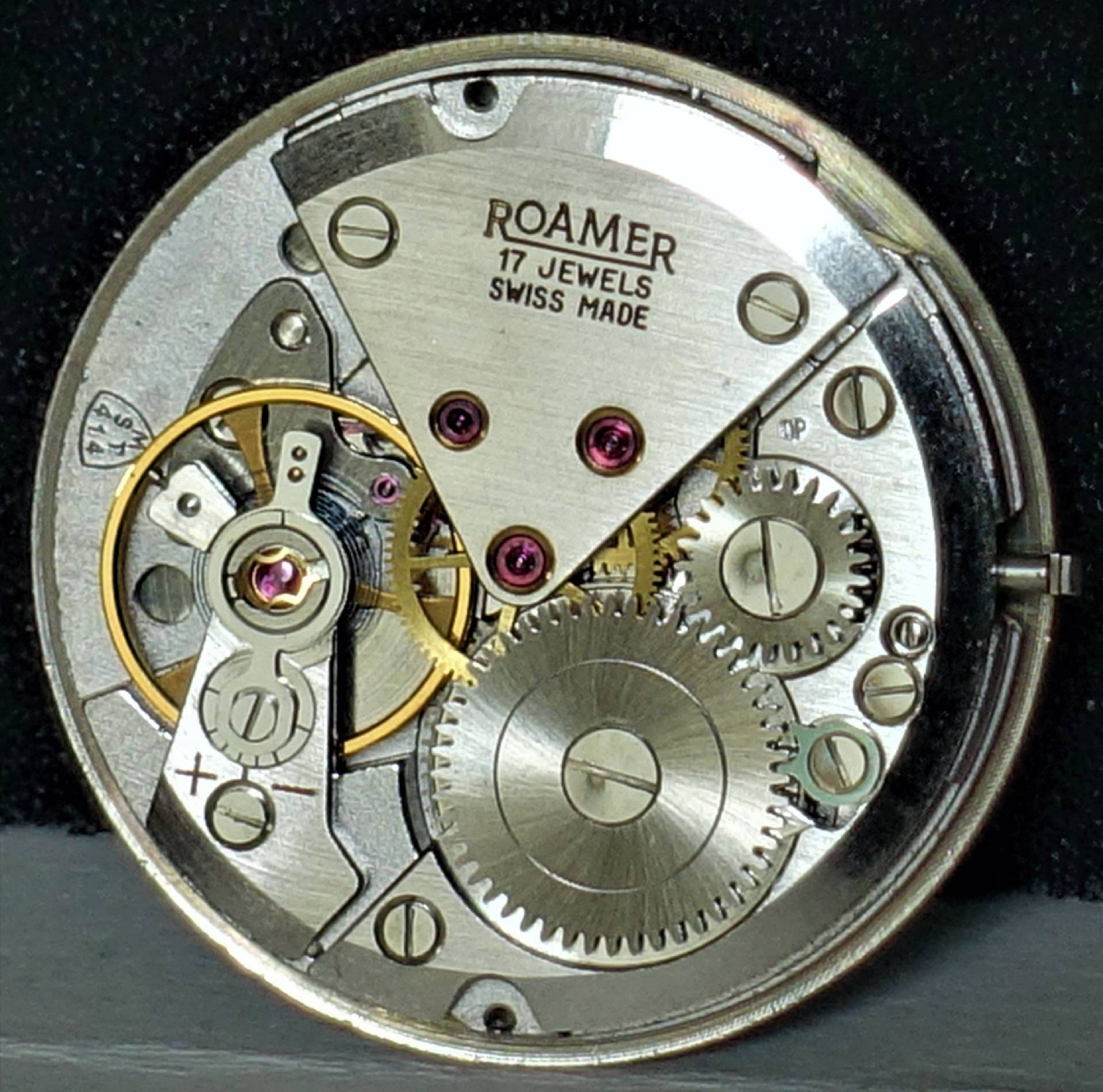 Silberfarbenes mechanisches Uhrwerk von Roamer mit sichtbaren Zahnrädern und 17 Rubinlagersteinen.