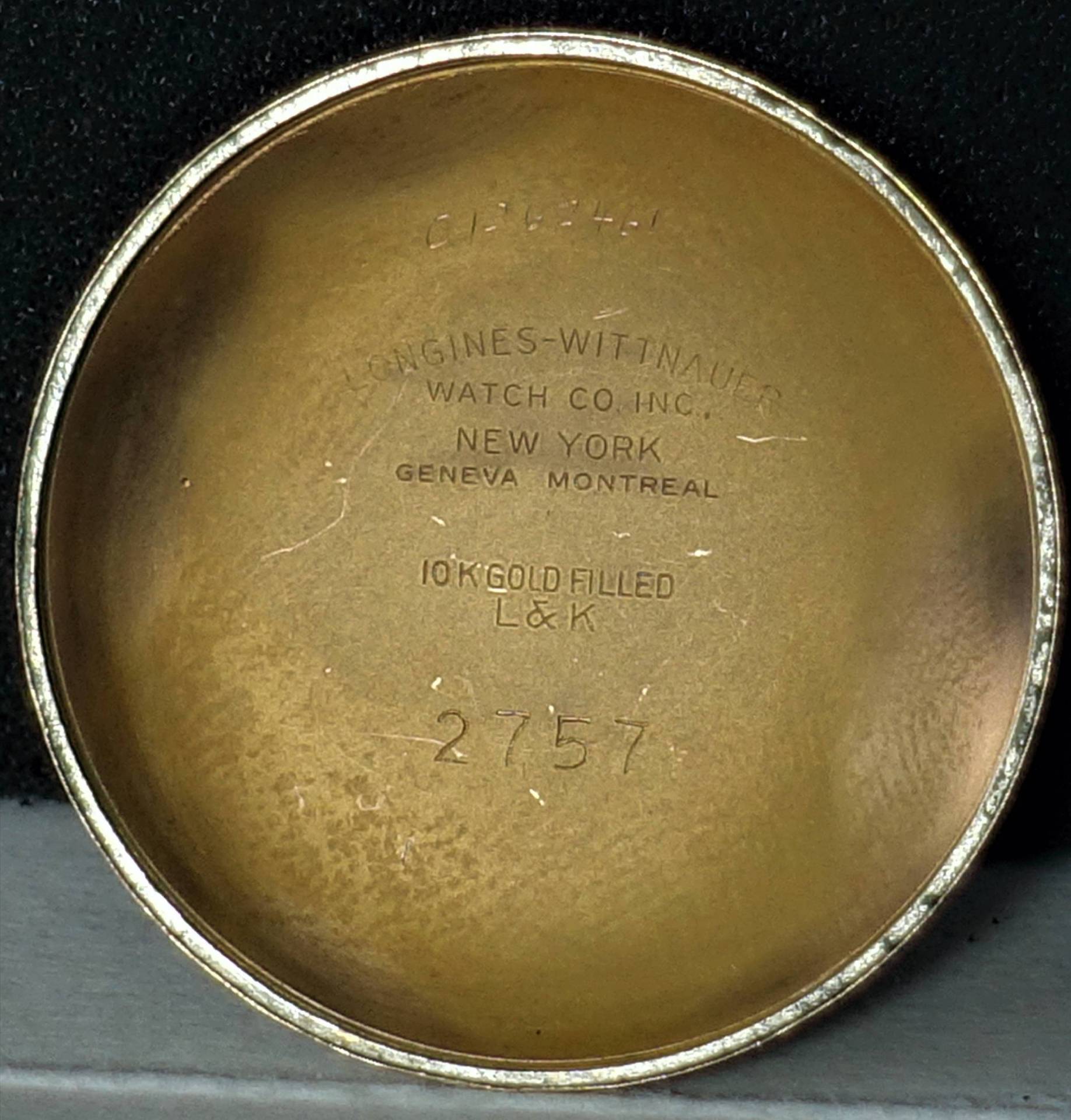 Detailansicht der Rückseite einer Langines-Watch, 10K Gold gefüllt, mit Markierungen und Seriennummer.