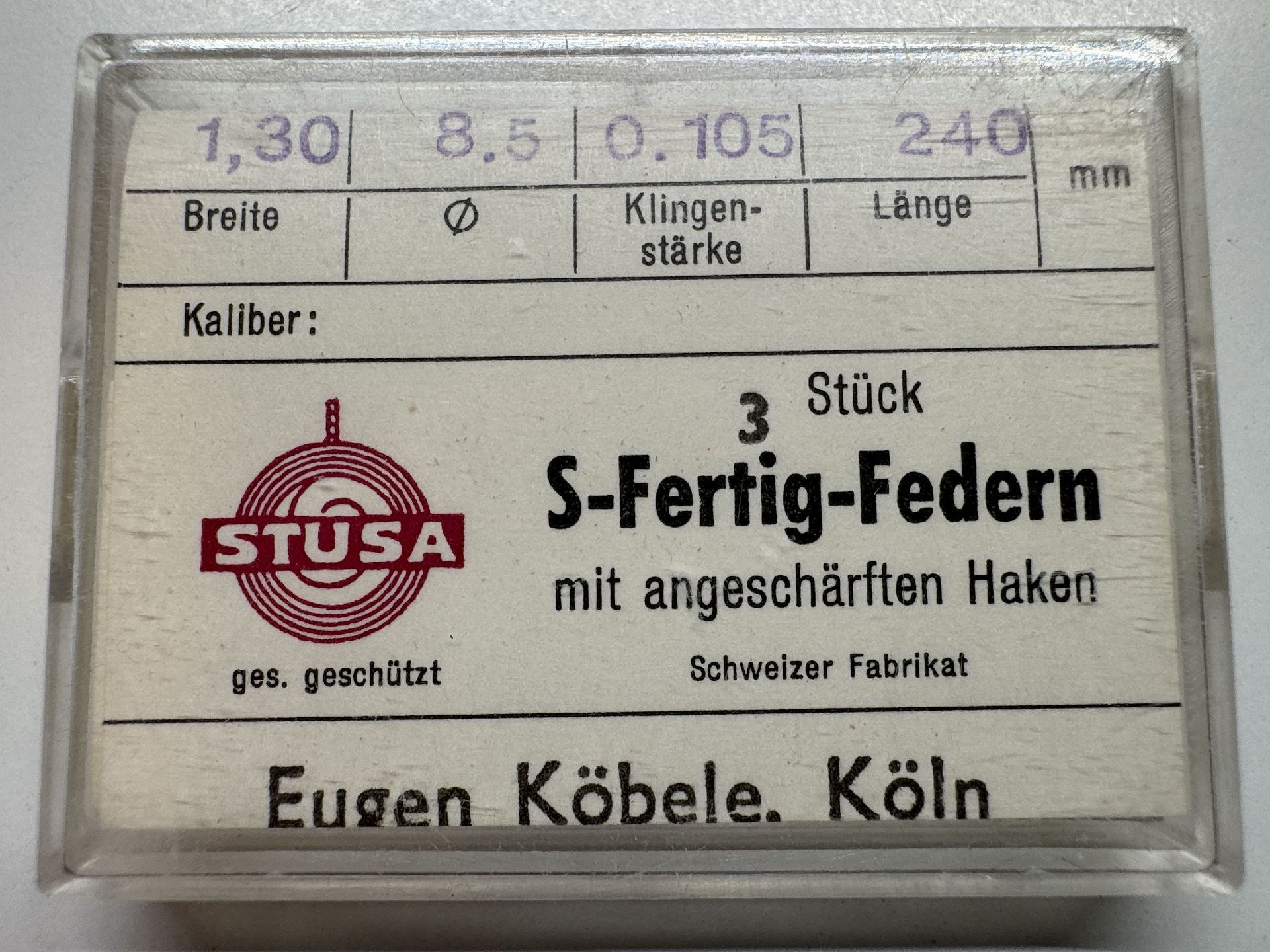 Verpackung mit drei Uhrwerksfedern mit angeschärften Haken für Uhren.