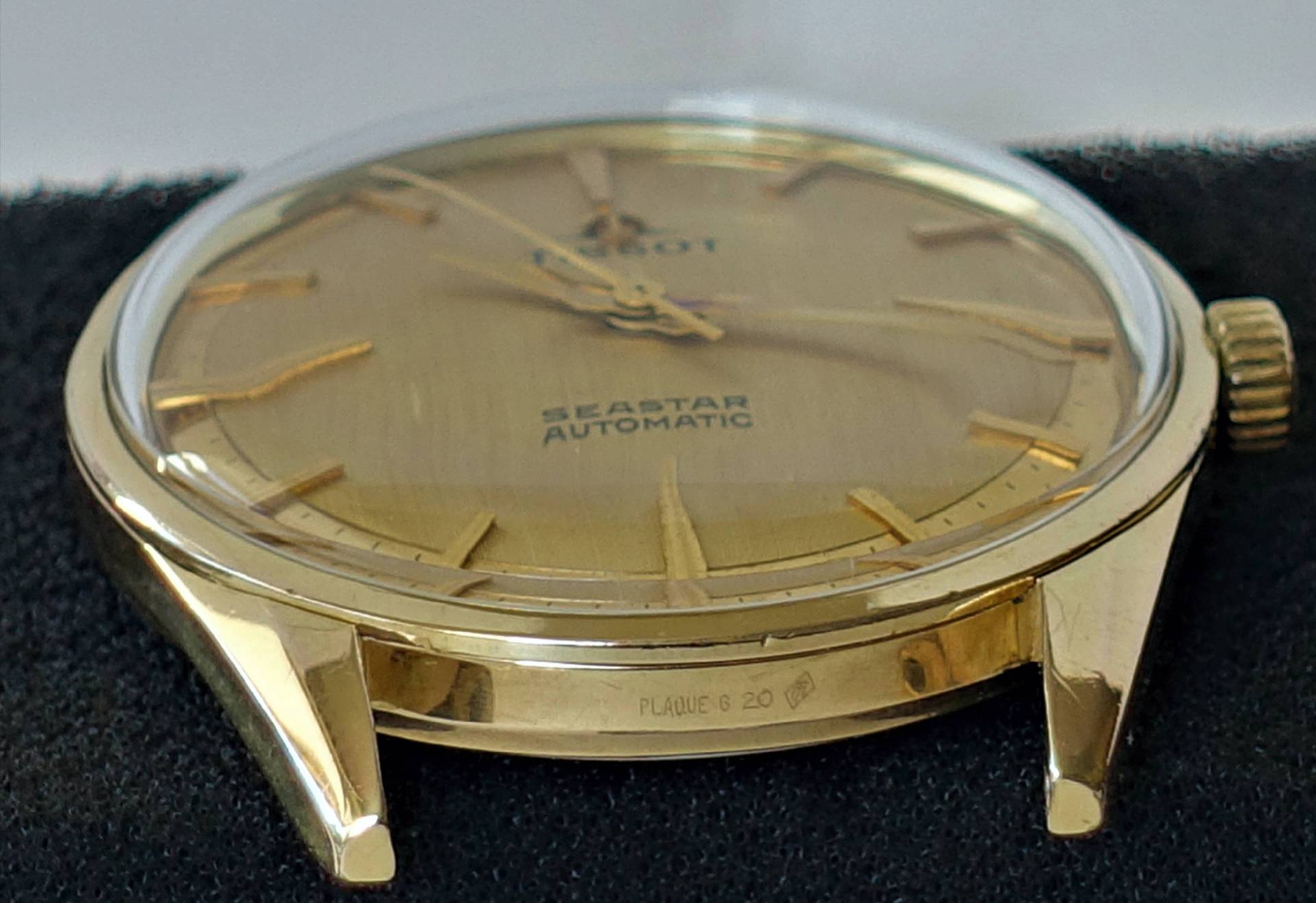 Goldfarbene automatische Armbanduhr mit goldfarbenem Zifferblatt und Zeigern.