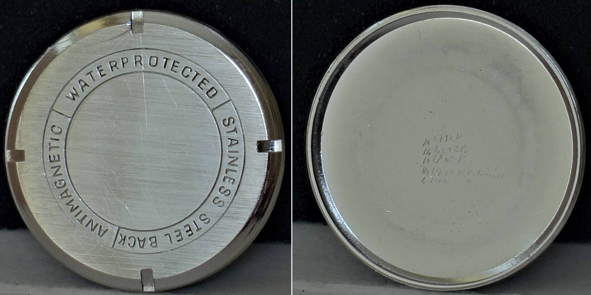 Runder silberfarbener Uhrenboden aus Edelstahl mit Gravur auf der Außenseite.