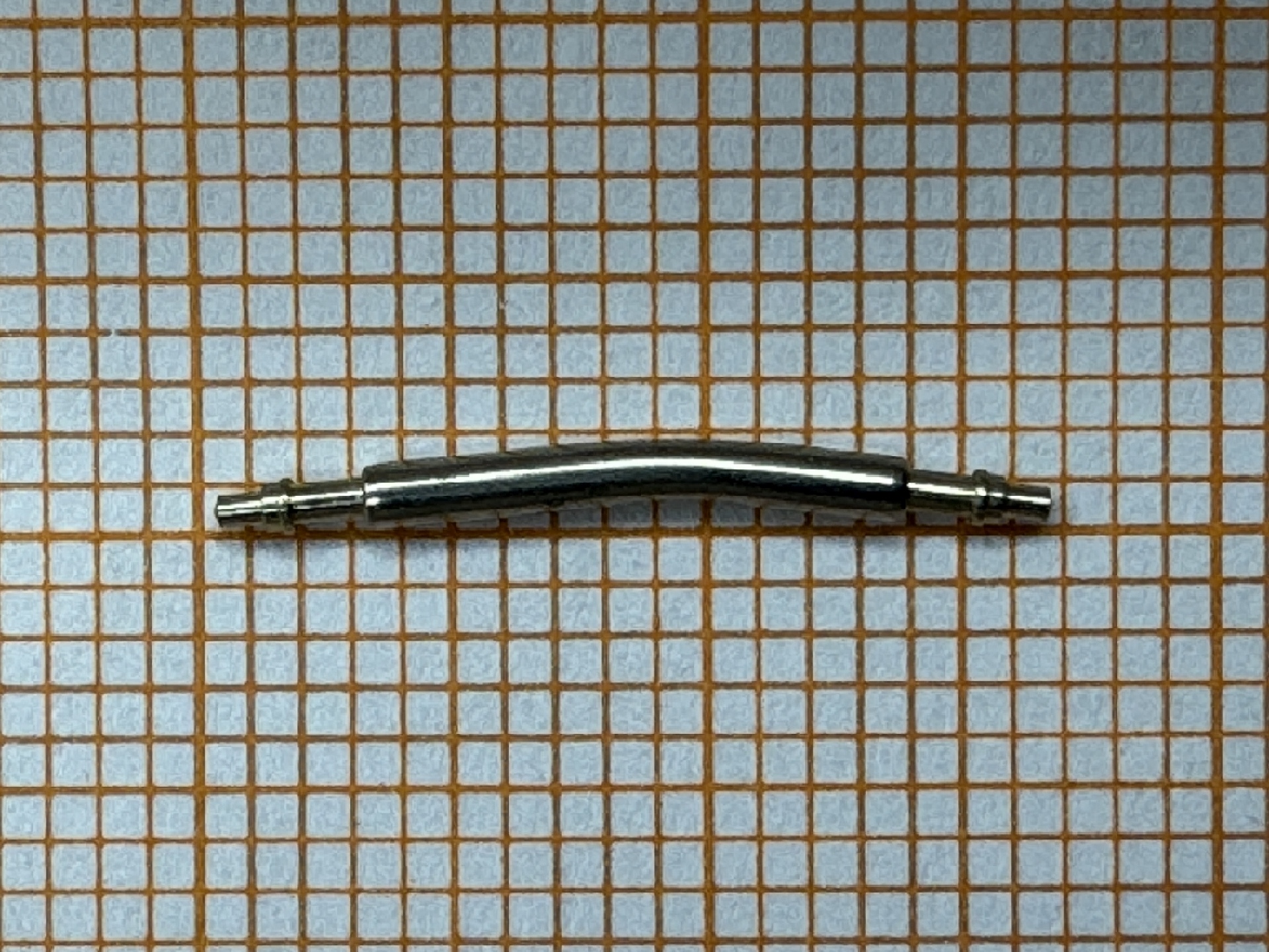 Gebogener Federsteg aus Metall für Uhrenarmbänder.