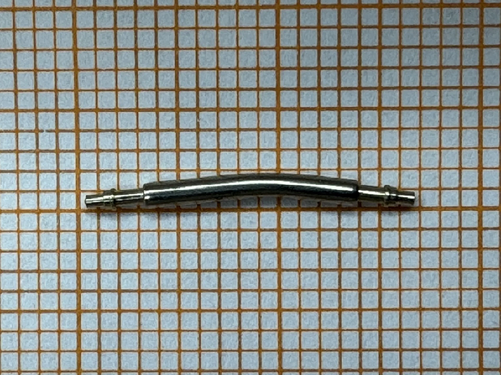 Gebogener Federsteg aus Metall für Uhrenarmbänder.