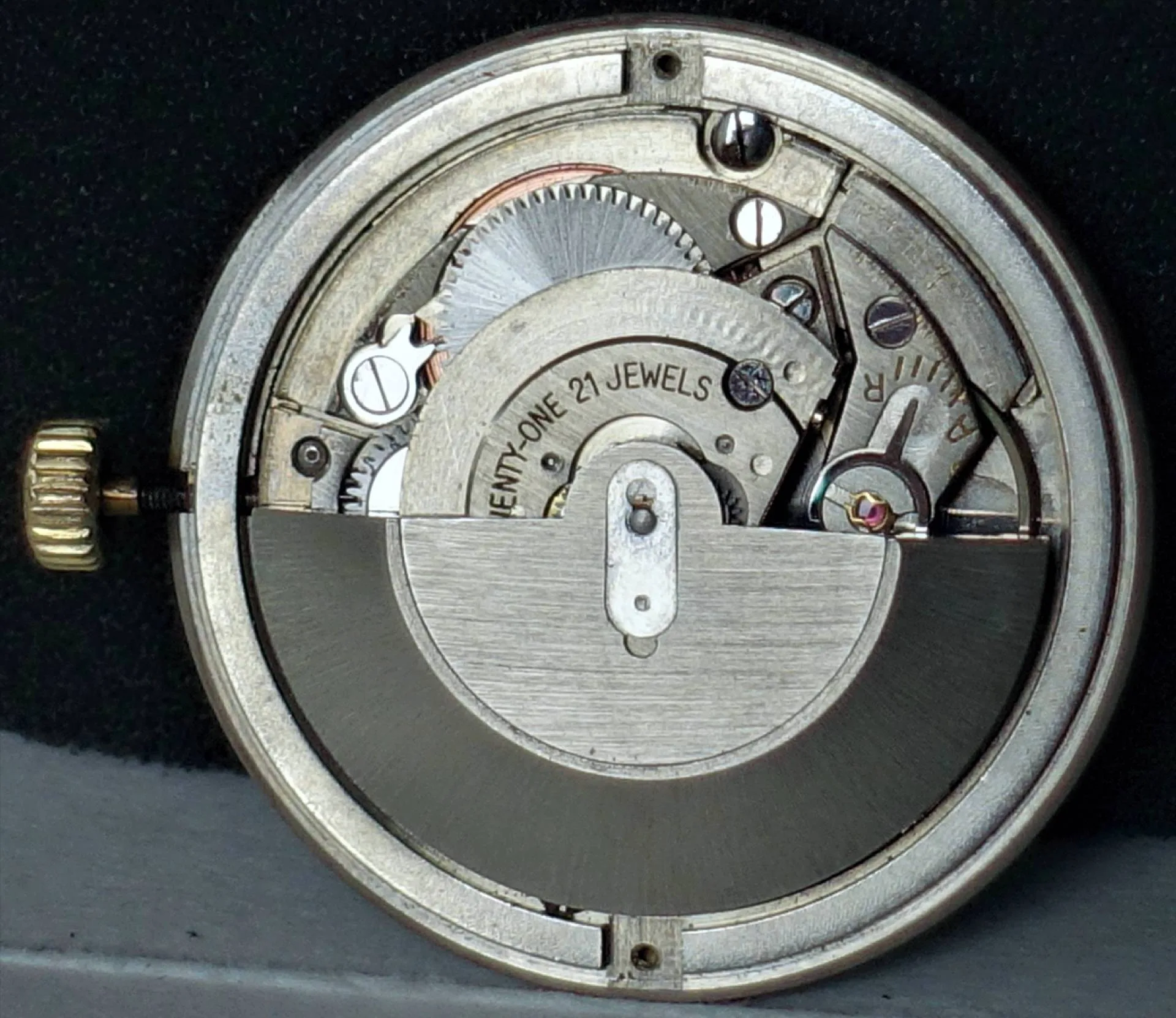 Automatik Uhrwerk silberfarben Silberfarbenes Automatik-Uhrwerk mit sichtbarem Rotor und goldfarbener Krone.