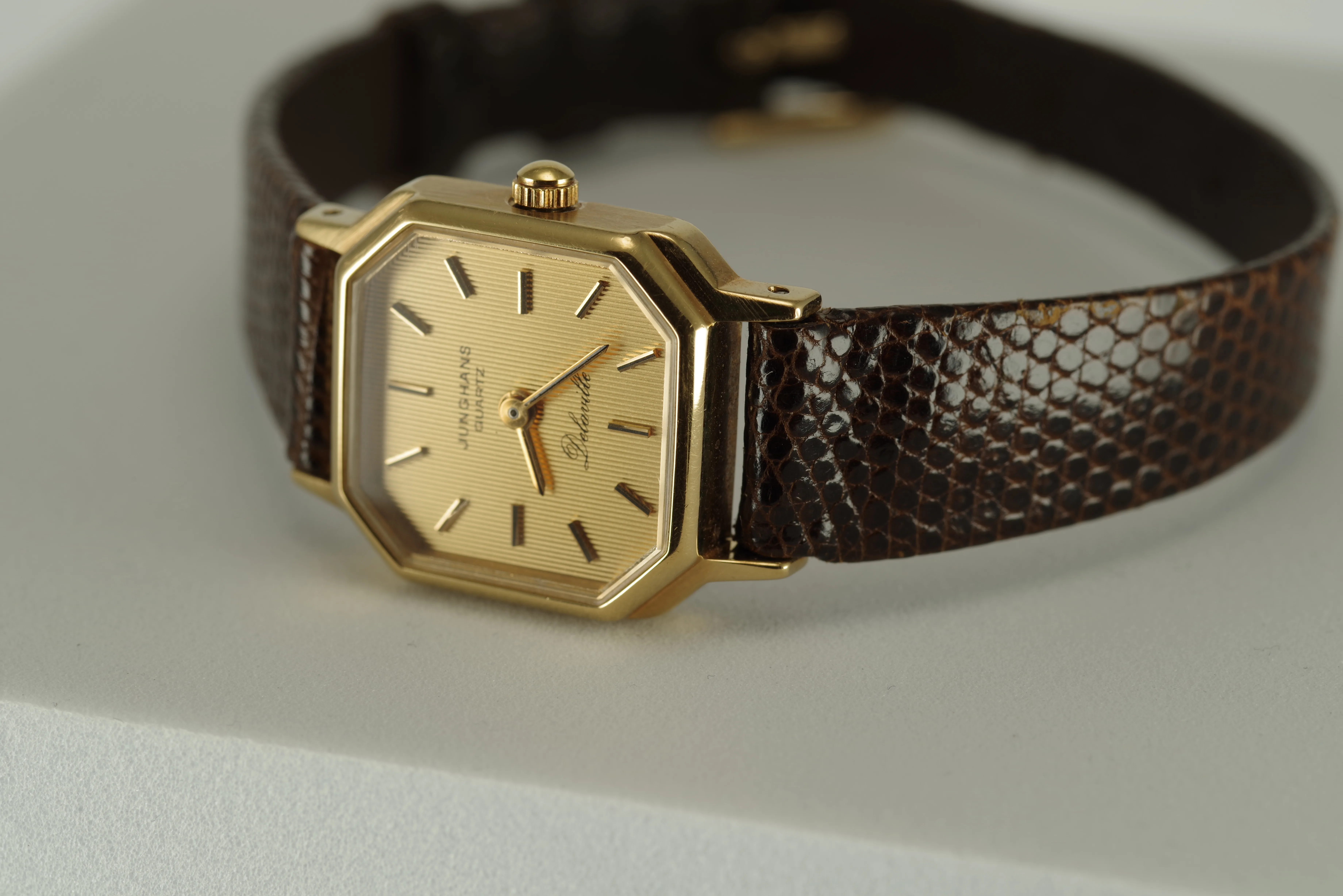 Damen Junghans Vintage Quarz Armbanduhr Delaville goldfarbenes Gehäuse braunes Armband