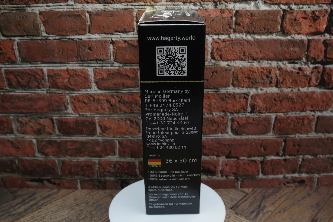 Schwarze Verpackung mit Angaben für ein 36 mal 30 Zentimeter großes Reinigungstuch aus 100 Prozent Baumwolle.