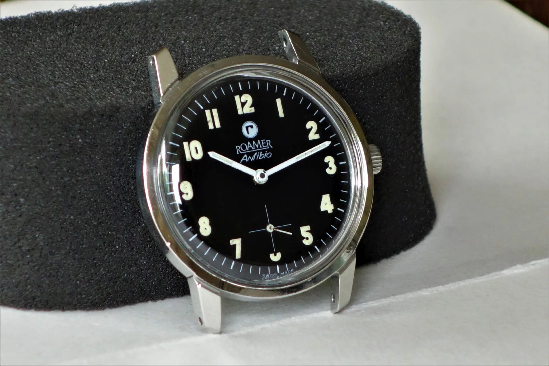 Roamer Armbanduhr schwarz Schwarze Armbanduhr mit silberfarbenem Gehäuse und Leuchtziffern.