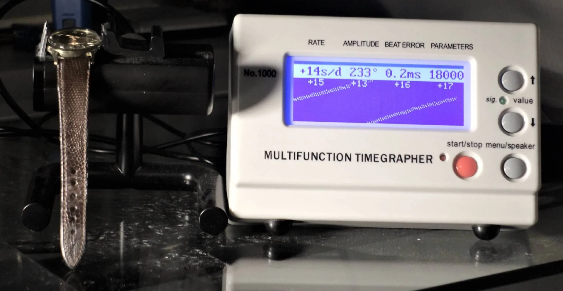 Zeitwaagen Prüfgerät Weißes elektronisches Prüfgerät zur Messung von mechanischen Uhren mit digitaler Anzeige.