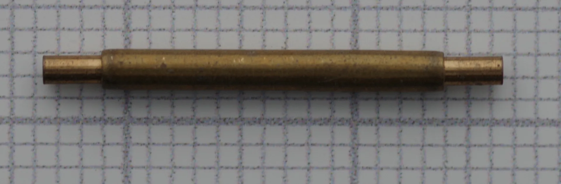 Federsteg Messing 20mm Zylinderförmiger Federsteg aus Messing mit einer Länge von etwa 20 Millimetern für Uhrenarmbänder.