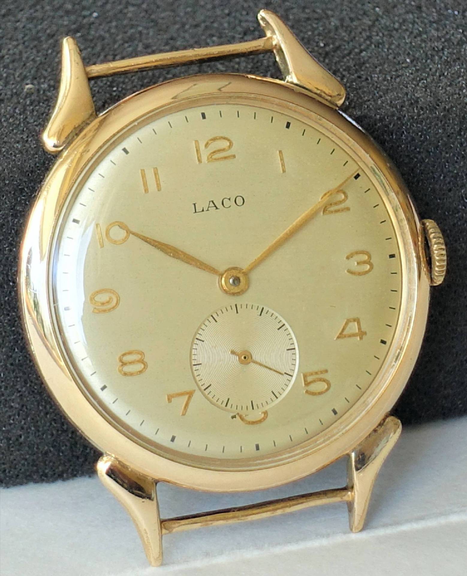 Goldfarbene Armbanduhr mit hellem Zifferblatt und kleiner Sekunde, Marke Laco.