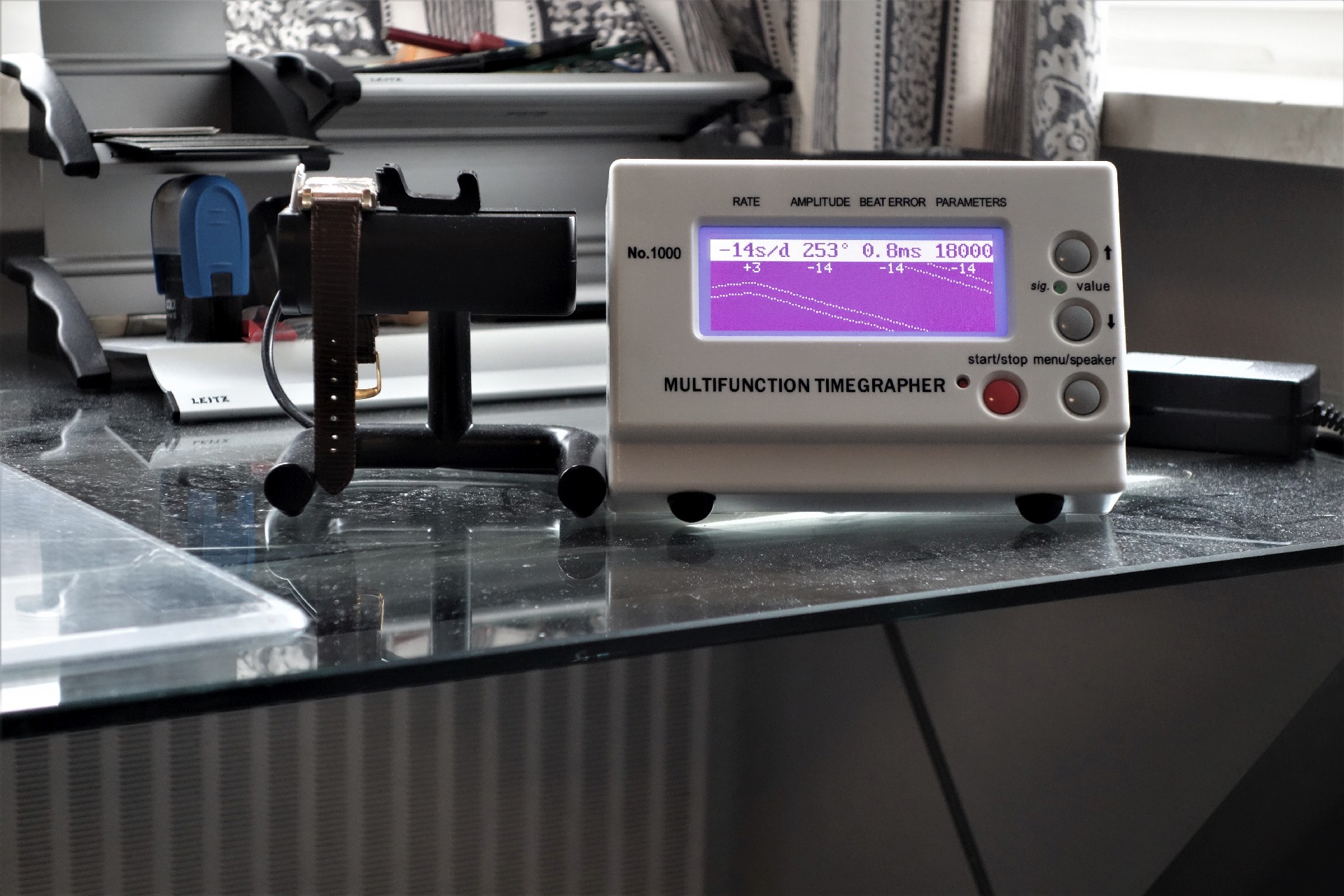 Elektronisches Messgerät zur Analyse der Ganggenauigkeit von mechanischen Uhren.