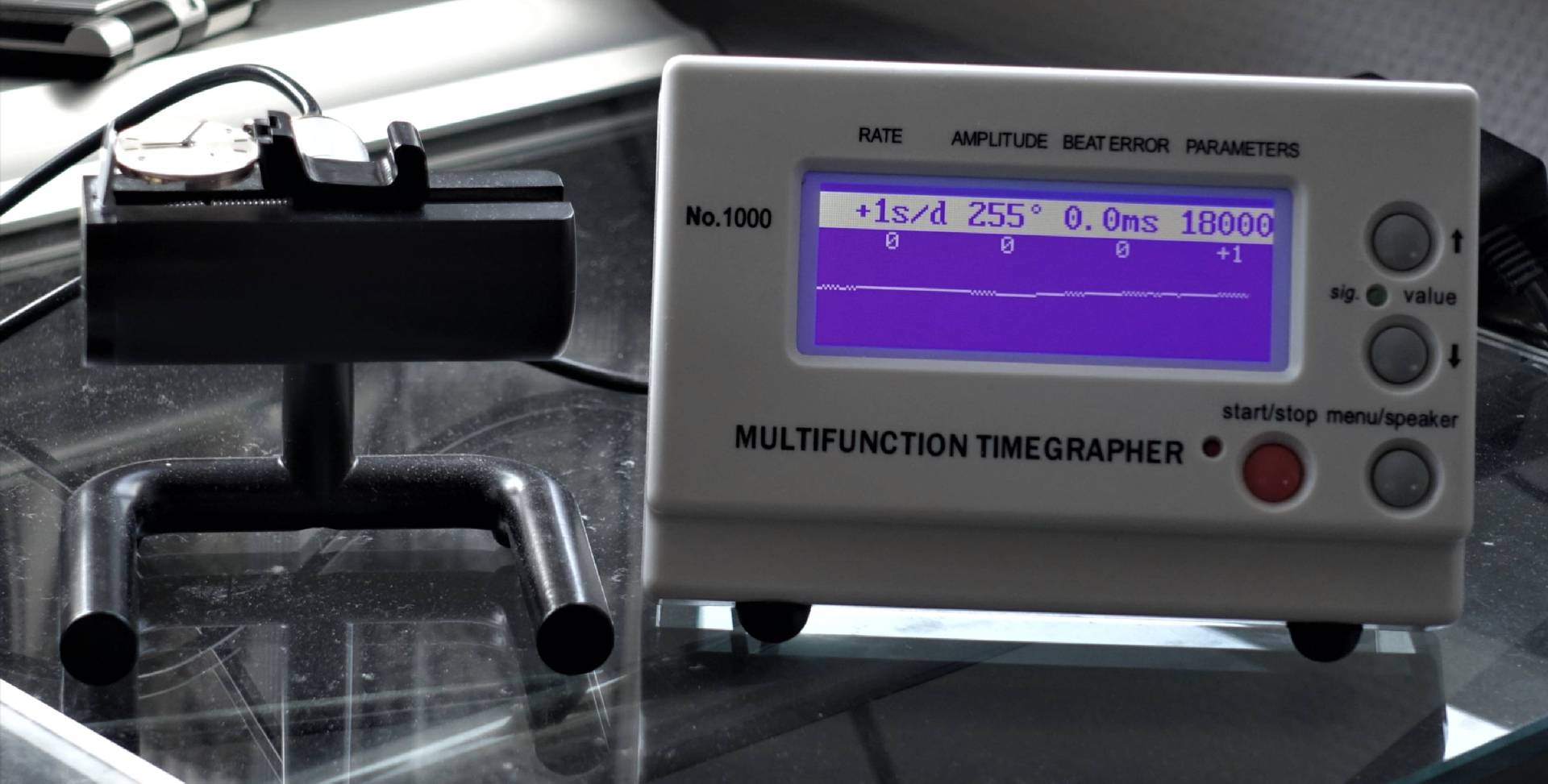 Nahaufnahme eines multifunktionalen Timers auf einem Tisch, zeigt digitale Messwerte an.