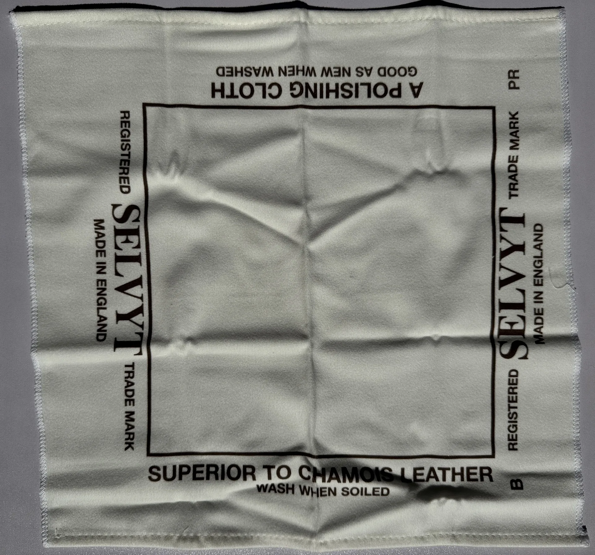 Helles Poliertuch aus Mikrofaser mit schwarzem Aufdruck für die Reinigung von Uhren und Uhrenteilen.