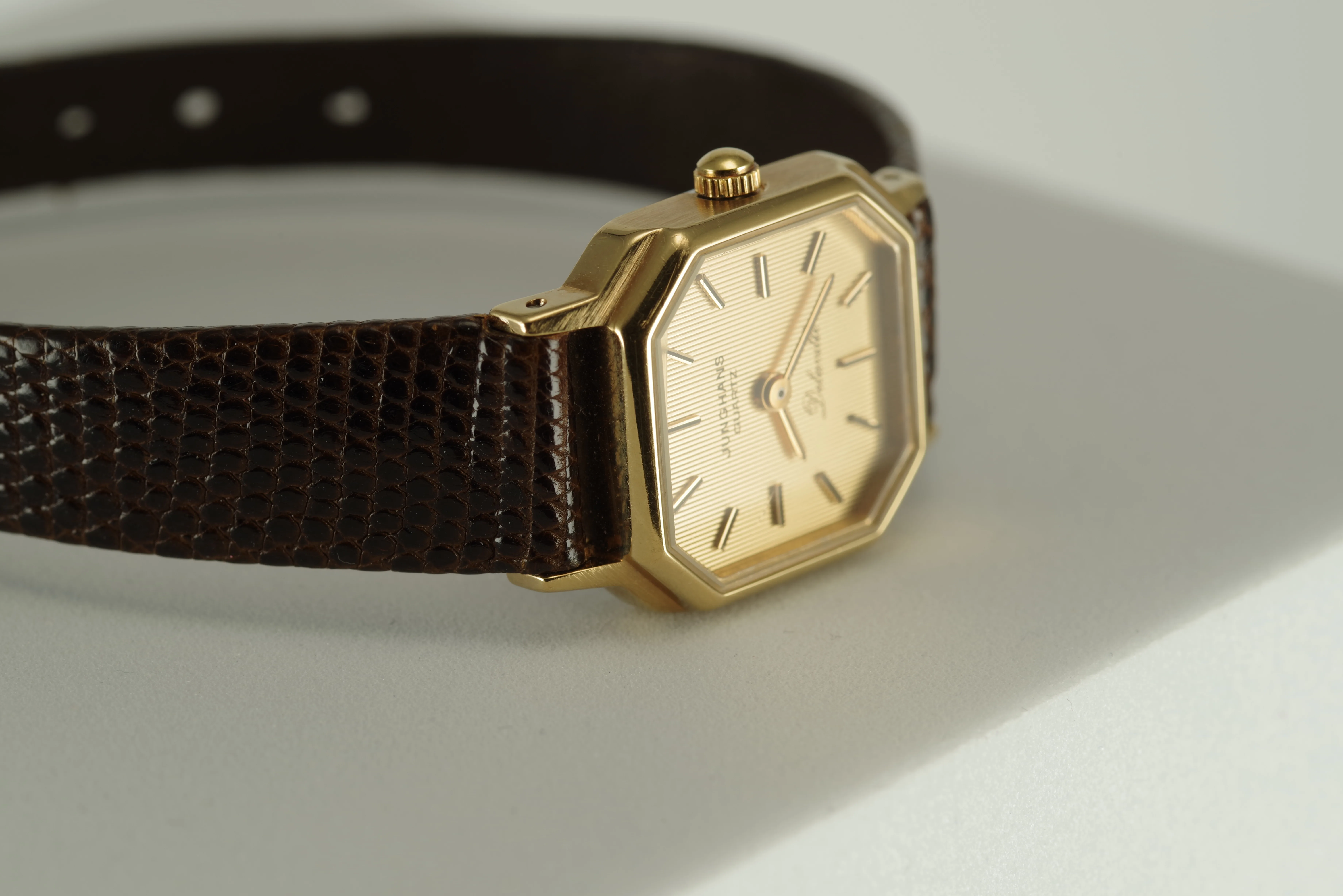 Damen Junghans Vintage Quarz Armbanduhr Delaville goldfarbenes Gehäuse braunes Armband