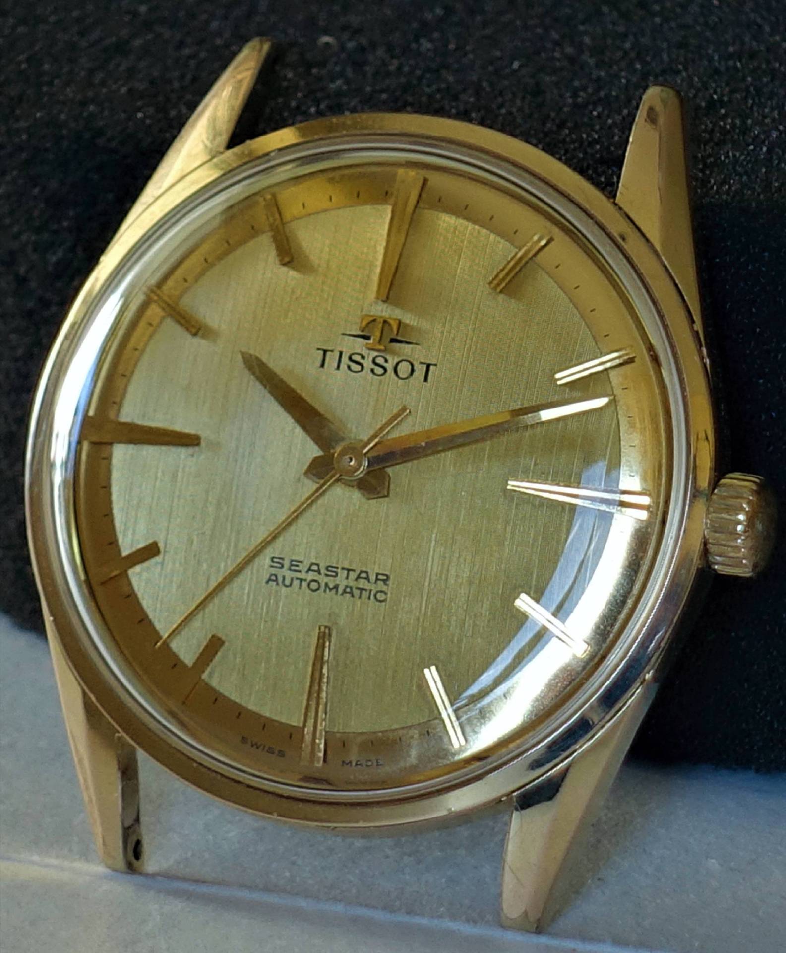Goldfarbene Armbanduhr mit goldfarbenem Zifferblatt und Zeigern, Modell Tissot Seastar Automatic.