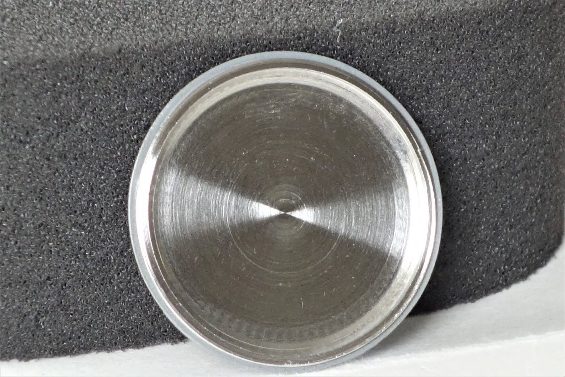 Uhrenboden silberfarben Runder silberfarbener Uhrenboden aus Metall.
