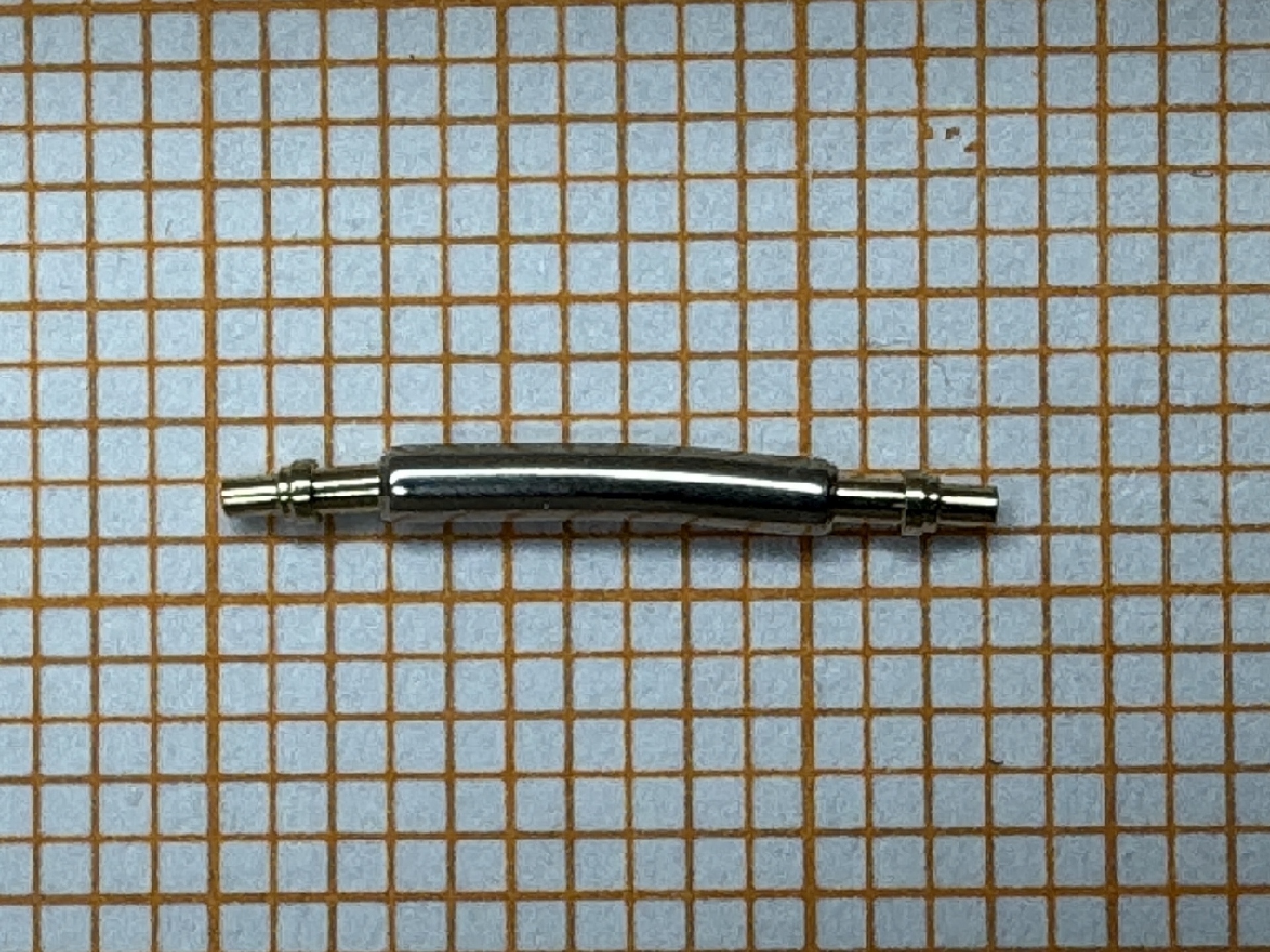 Gebogener Federsteg aus Metall für Uhrenarmbänder.