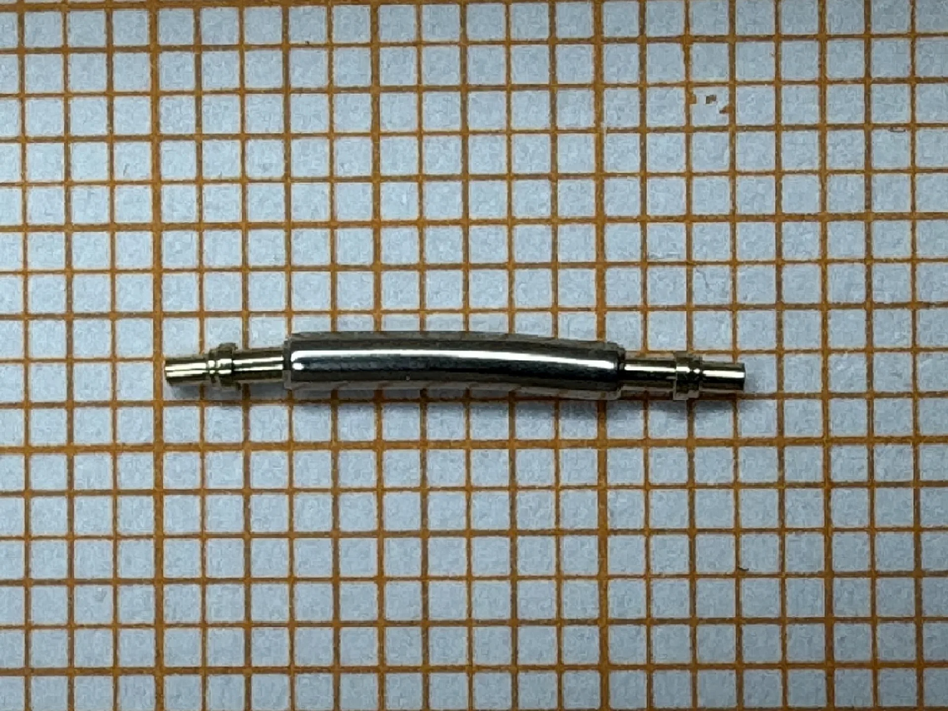 Gebogener Federsteg aus Metall für Uhrenarmbänder.