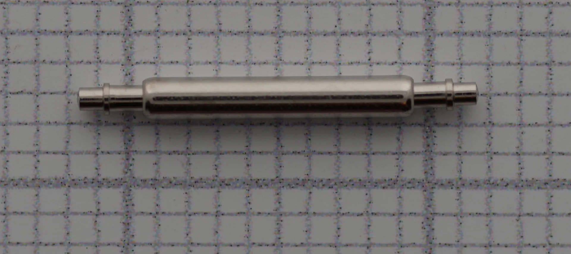Silberner Federsteg aus Edelstahl für Uhrenarmbänder, 20 Millimeter lang.