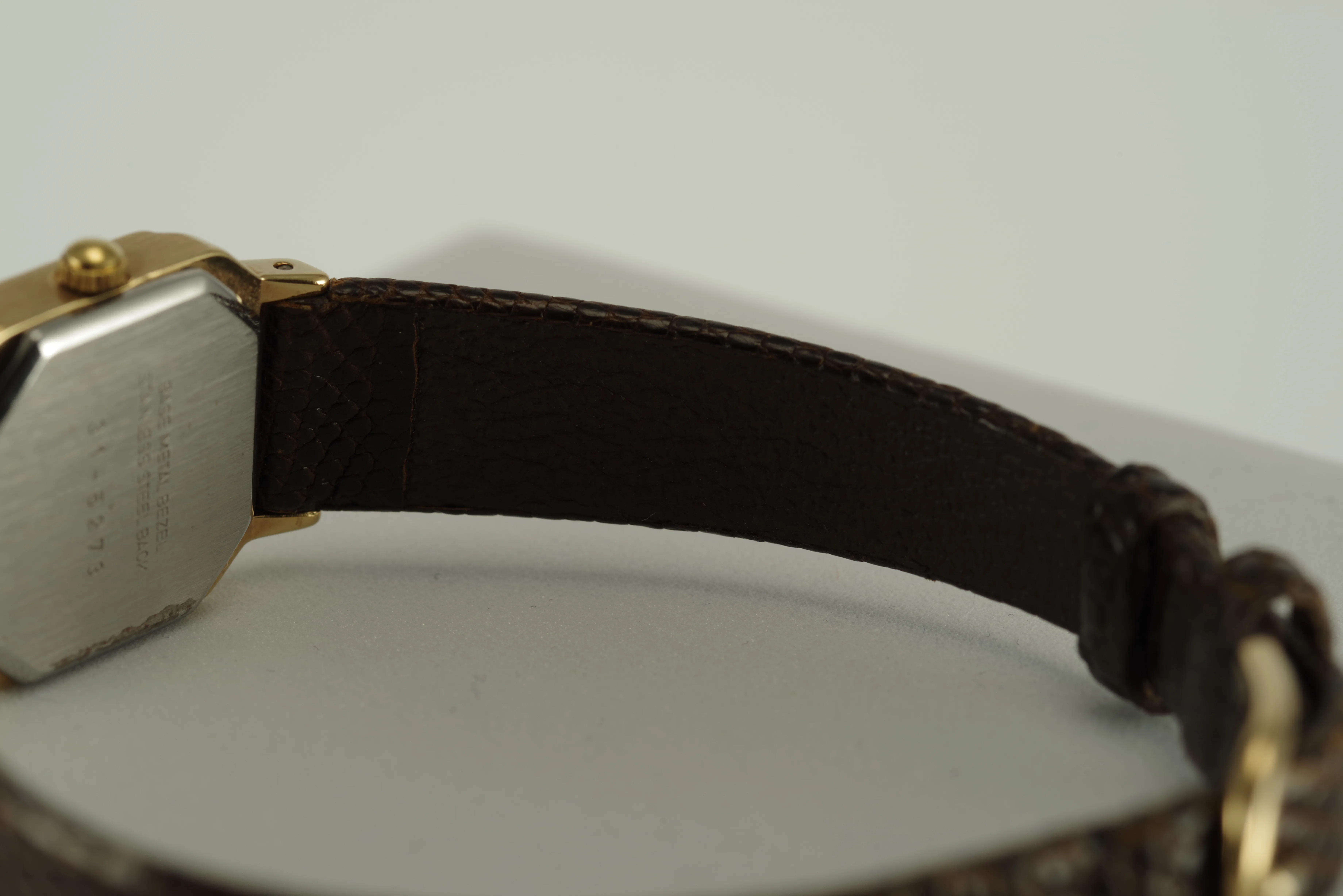Damen Junghans Vintage Quarz Armbanduhr Delaville goldfarbenes Gehäuse braunes Armband