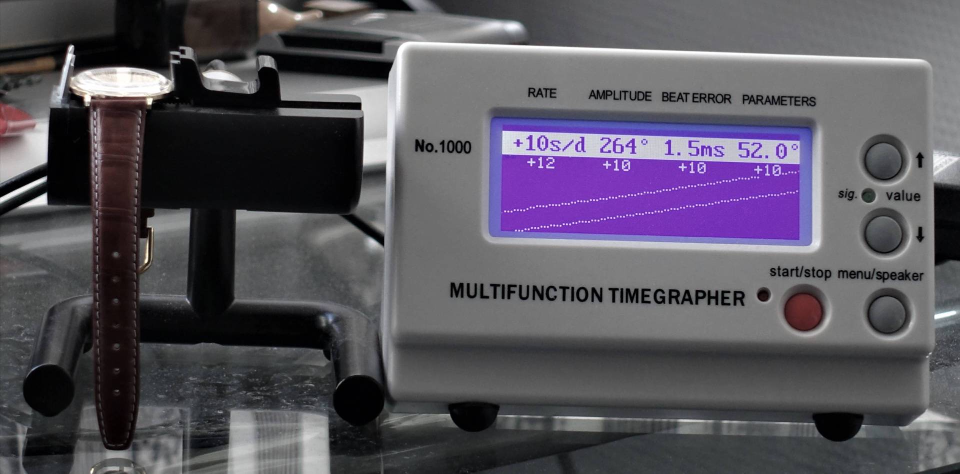 Elektronisches Zeitwaagen Messgerät mit digitalem Display zur Prüfung von mechanischen Uhren.