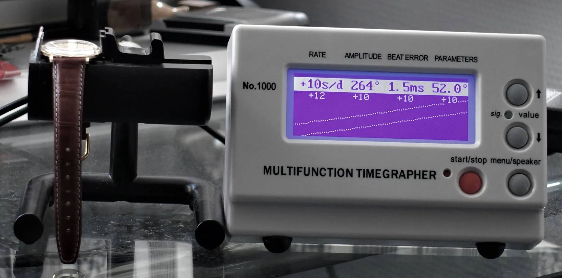 Elektronisches Zeitwaagen Messgerät mit digitalem Display zur Prüfung von mechanischen Uhren.