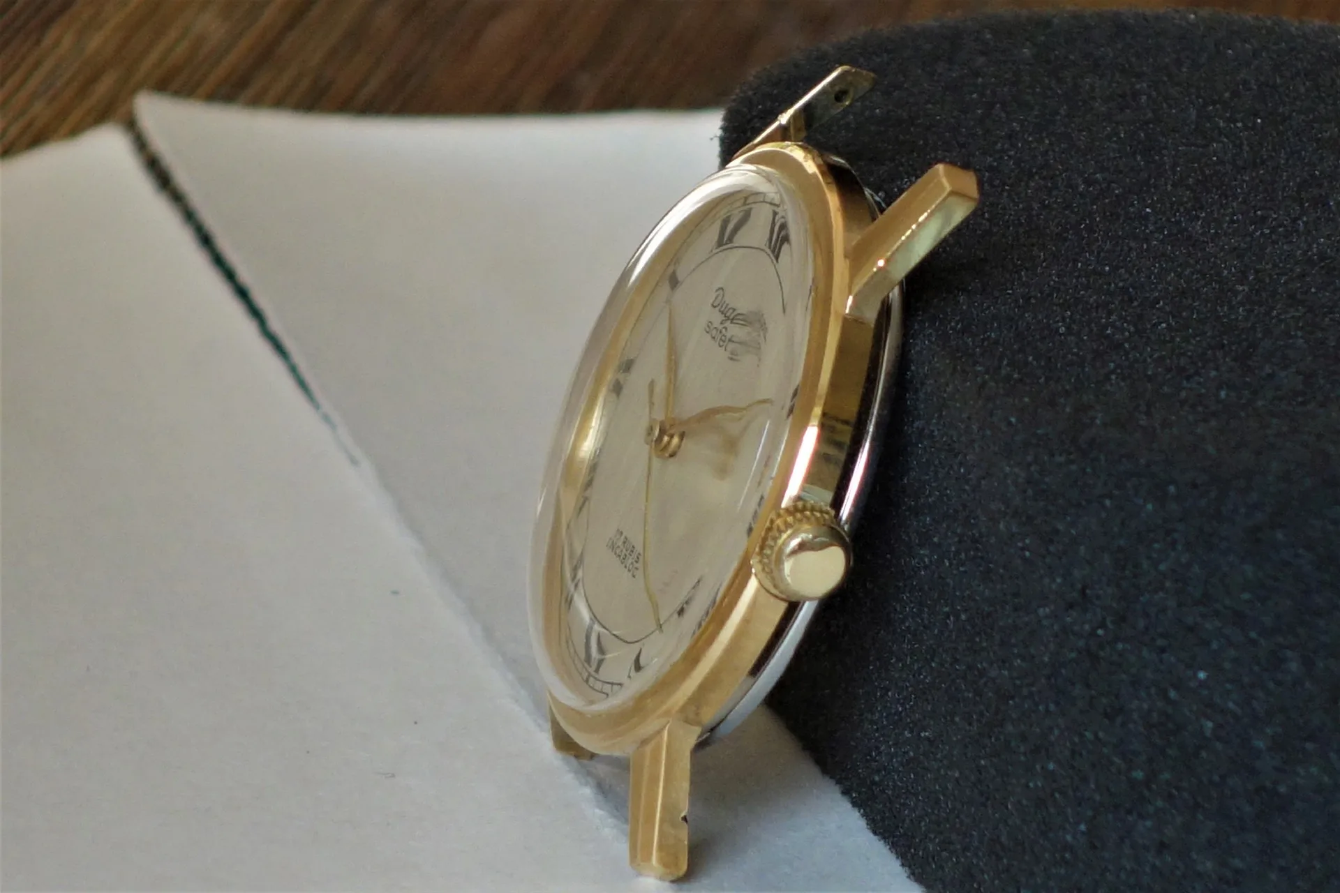 Analoguhr goldfarben Runde analoge Armbanduhr mit goldfarbenem Gehäuse und hellem Zifferblatt ohne Armband.