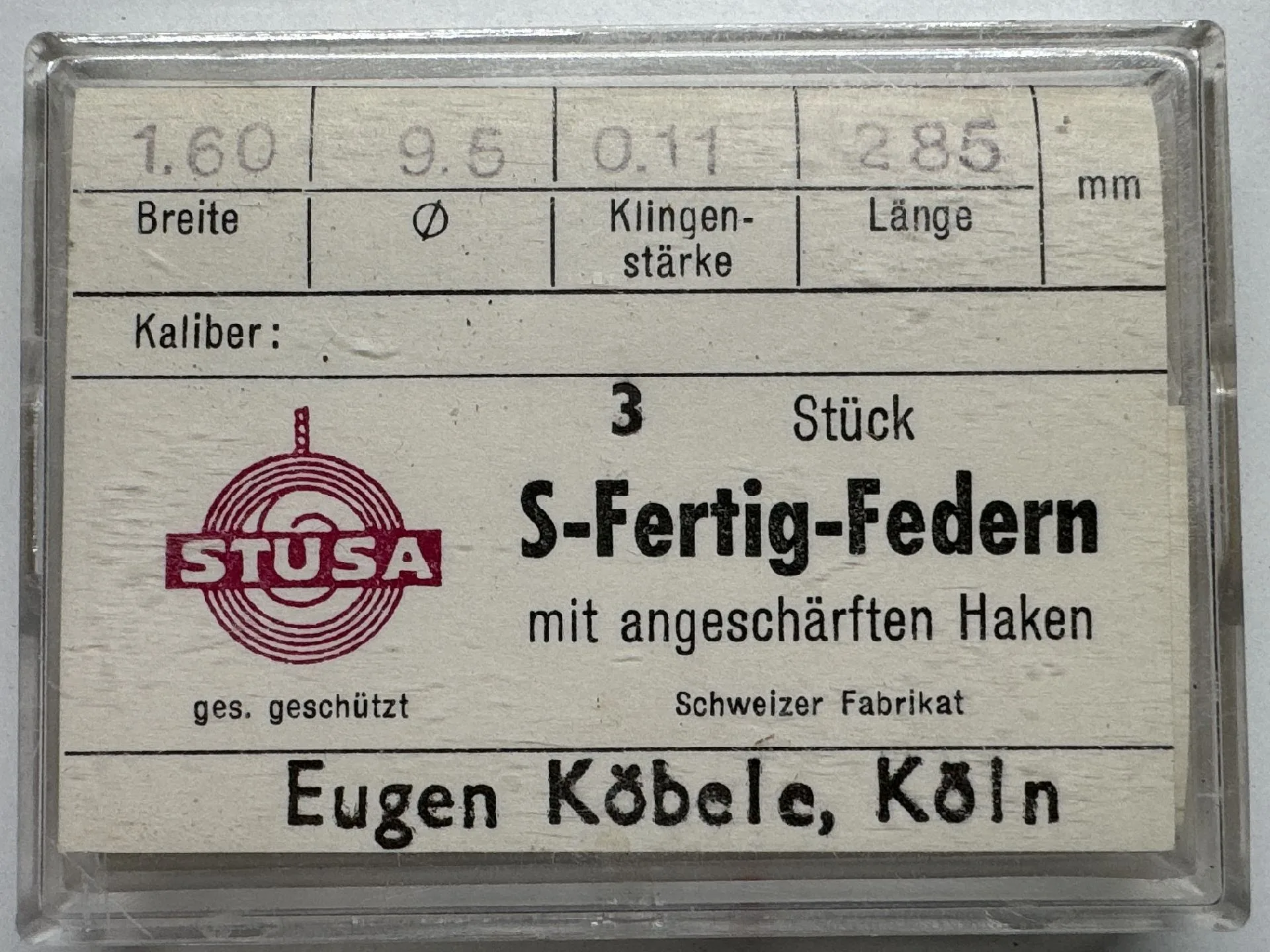 S-Fertig-Federn Uhrwerk Verpackung mit drei S-Fertig-Federn für Uhrwerke mit angeschärften Haken.