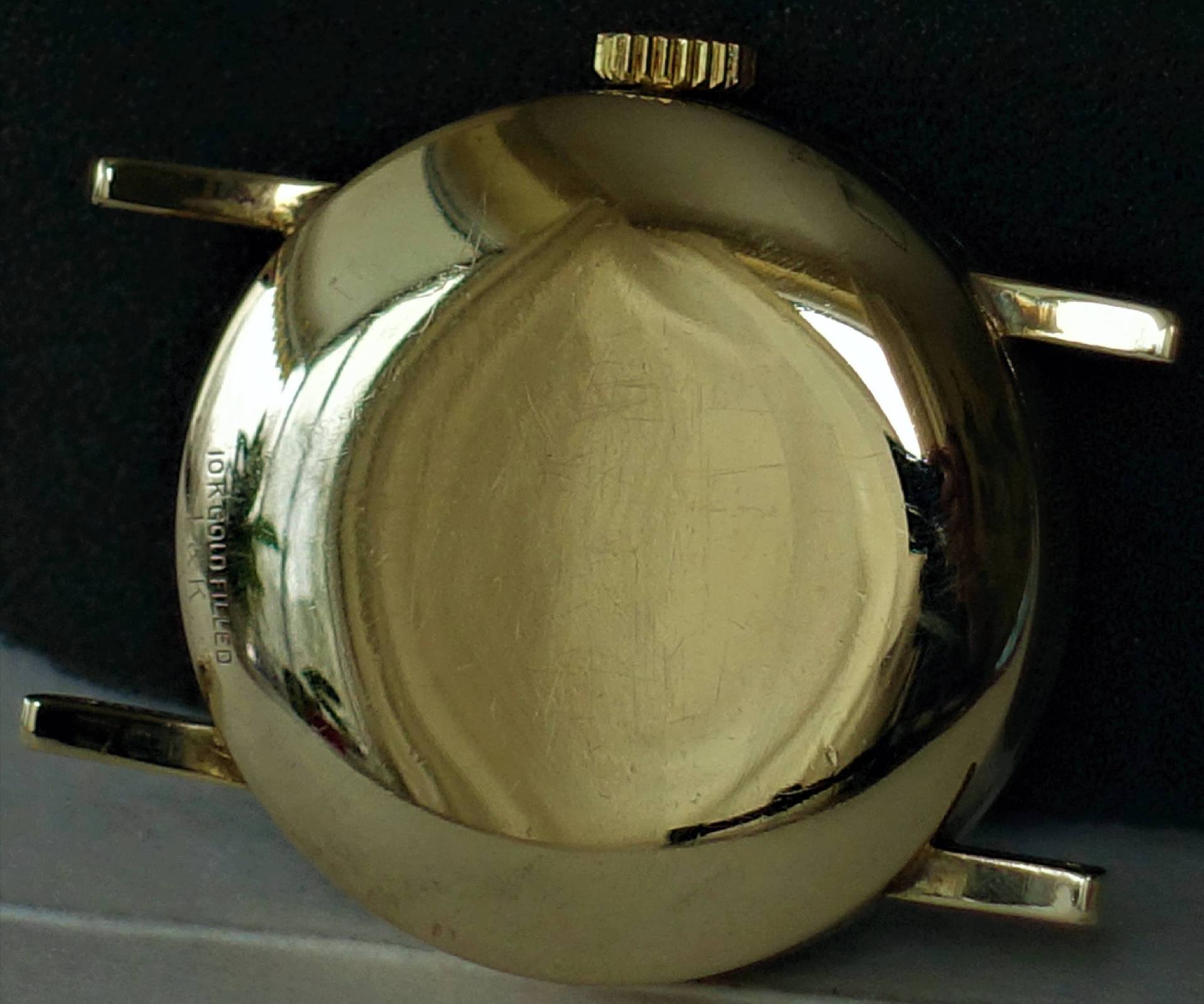 Detailaufnahme der Rückseite eines goldfarbenen Uhrengehäuses aus 10 Karat Goldfilled