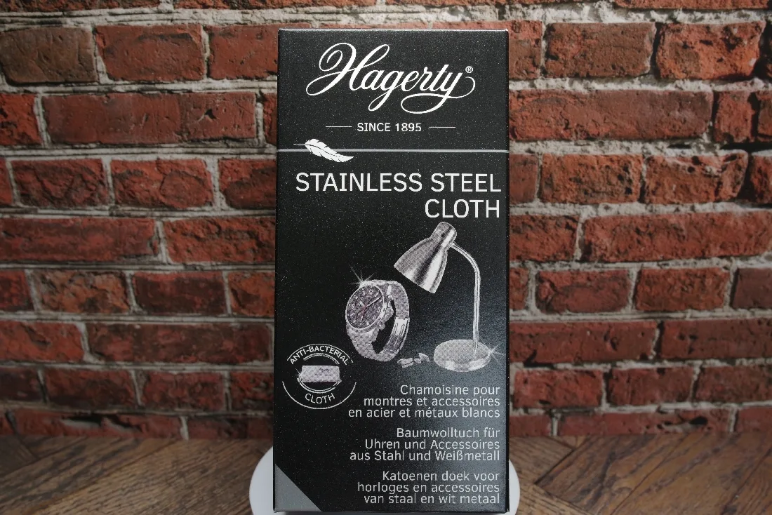 Reinigungstuch Edelstahl Uhren Schwarze Verpackung mit Reinigungstuch für Uhren und Accessoires aus Edelstahl und Weißmetall.