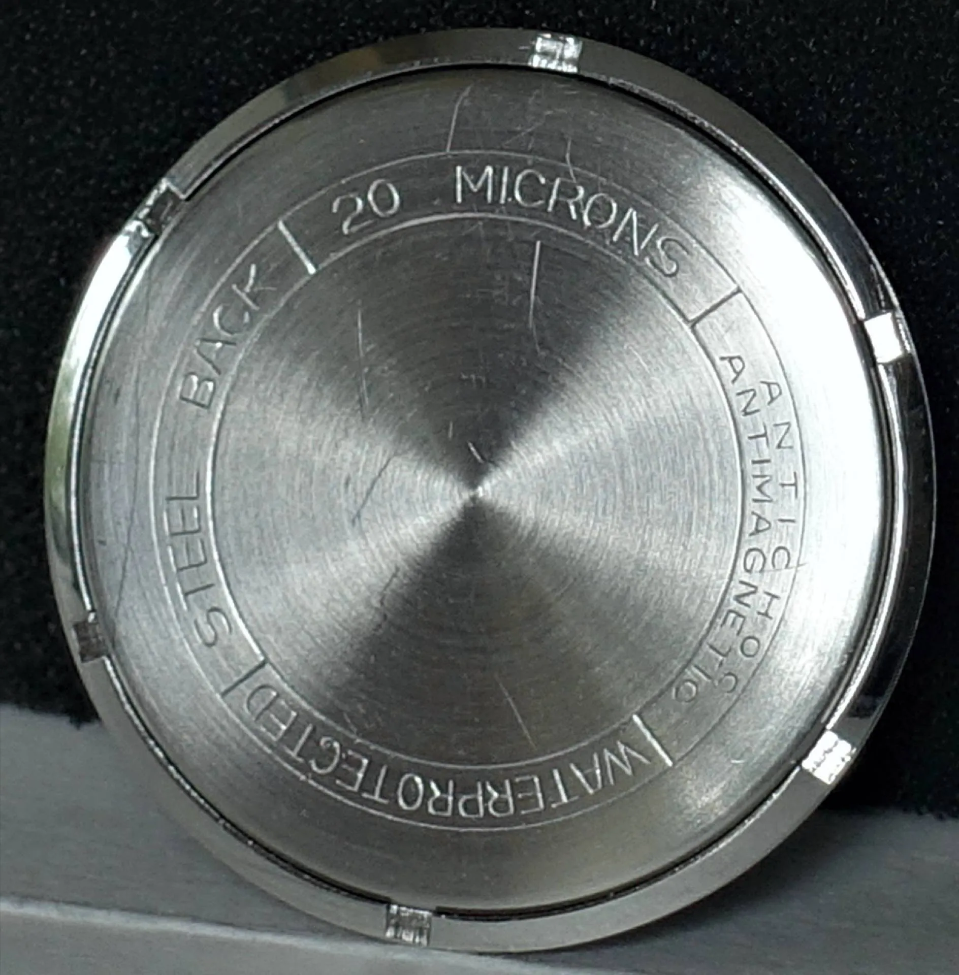 Gehäuseboden silberfarben Runder silberfarbener Gehäuseboden für Armbanduhren aus Metall.