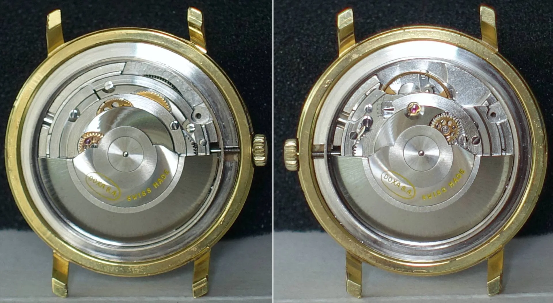 Silberfarbenes Automatik-Uhrwerk in einem goldfarbenen Gehäuse, sichtbare Zahnräder und Schwungmasse.