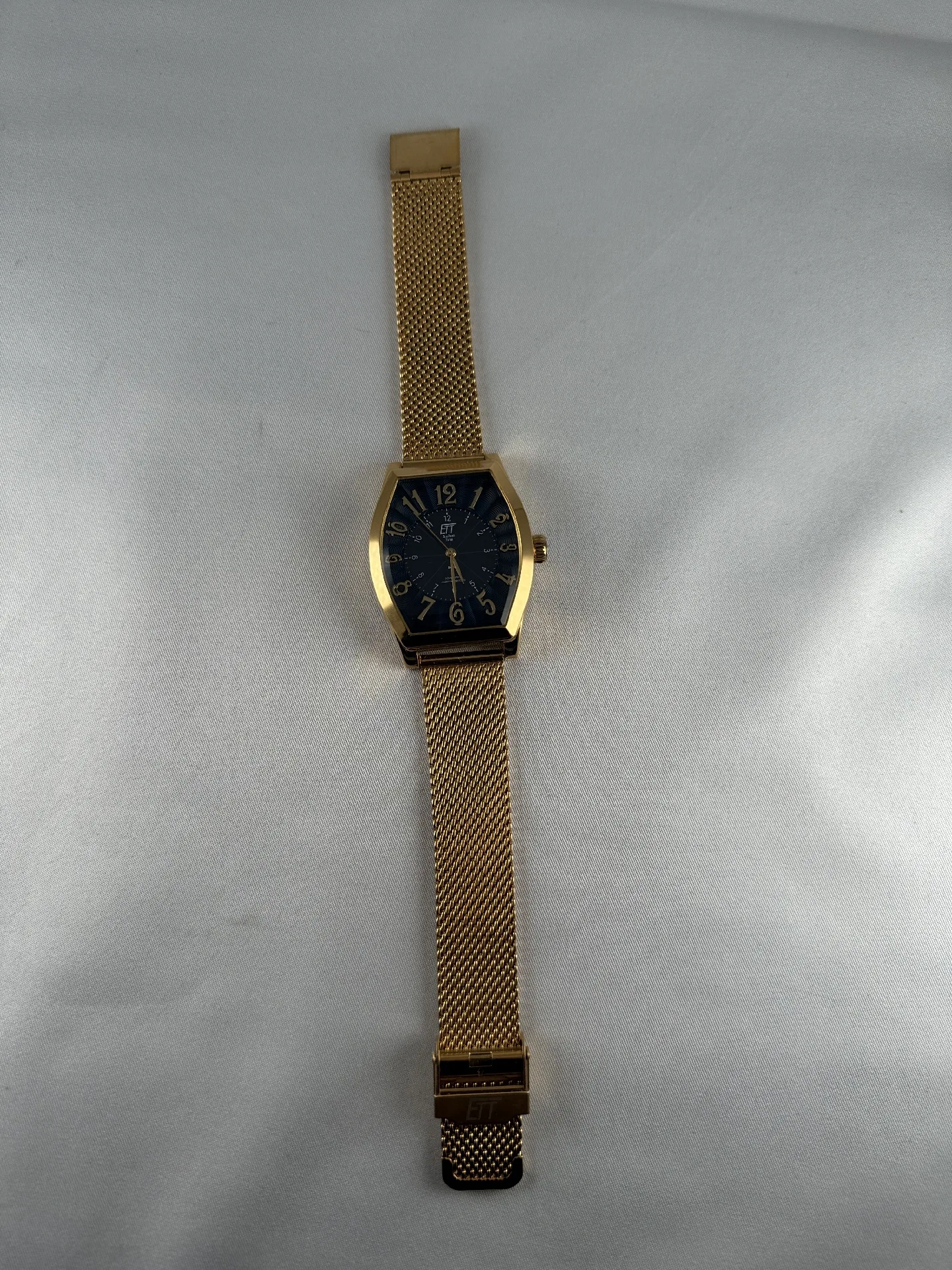 Goldene Armbanduhr Meshband Goldfarbene Armbanduhr mit schwarzem Zifferblatt und Mesh-Edelstahlarmband.