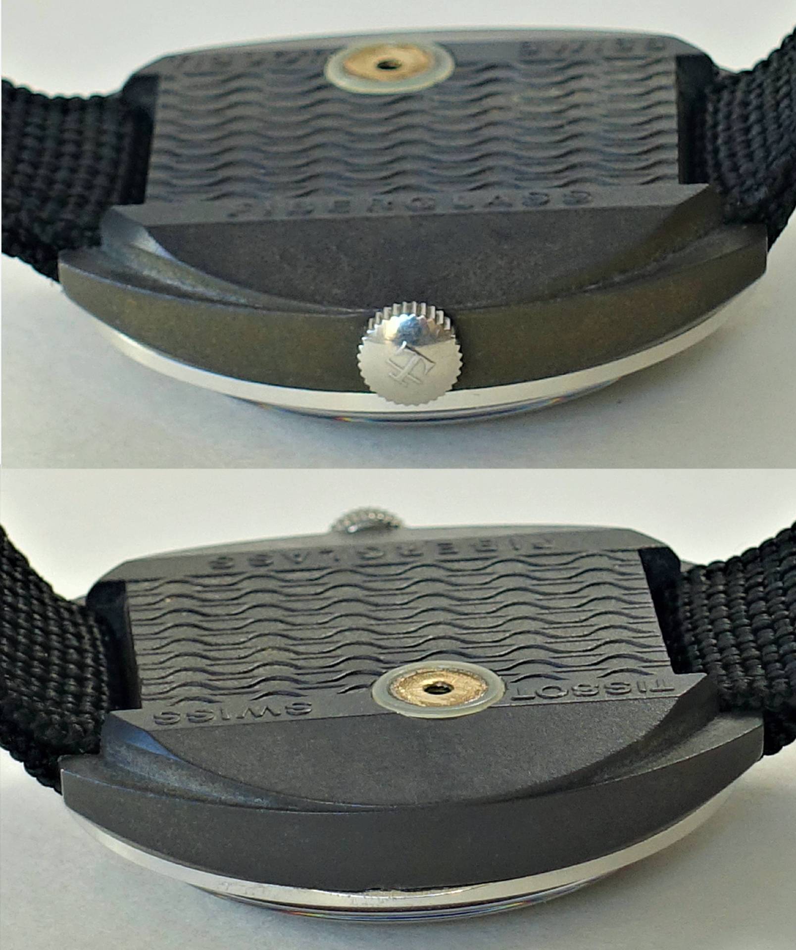 Nahaufnahme des Gehäusebodens einer Armbanduhr mit wellenförmiger Textur und seitlicher Gravur, befestigt an einem Stoffarmband