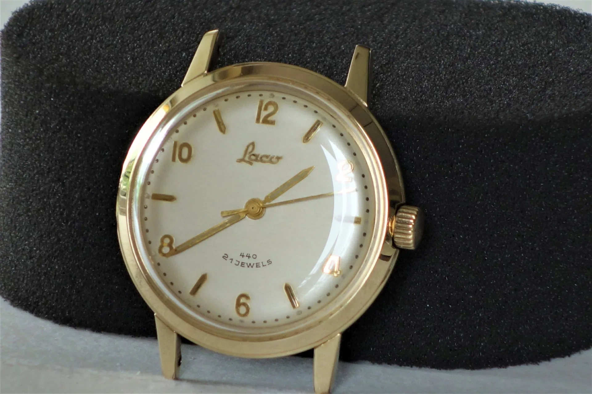 Laco Armbanduhr goldfarben Goldfarbene Armbanduhr mit hellem Zifferblatt und goldenen Zeigern.
