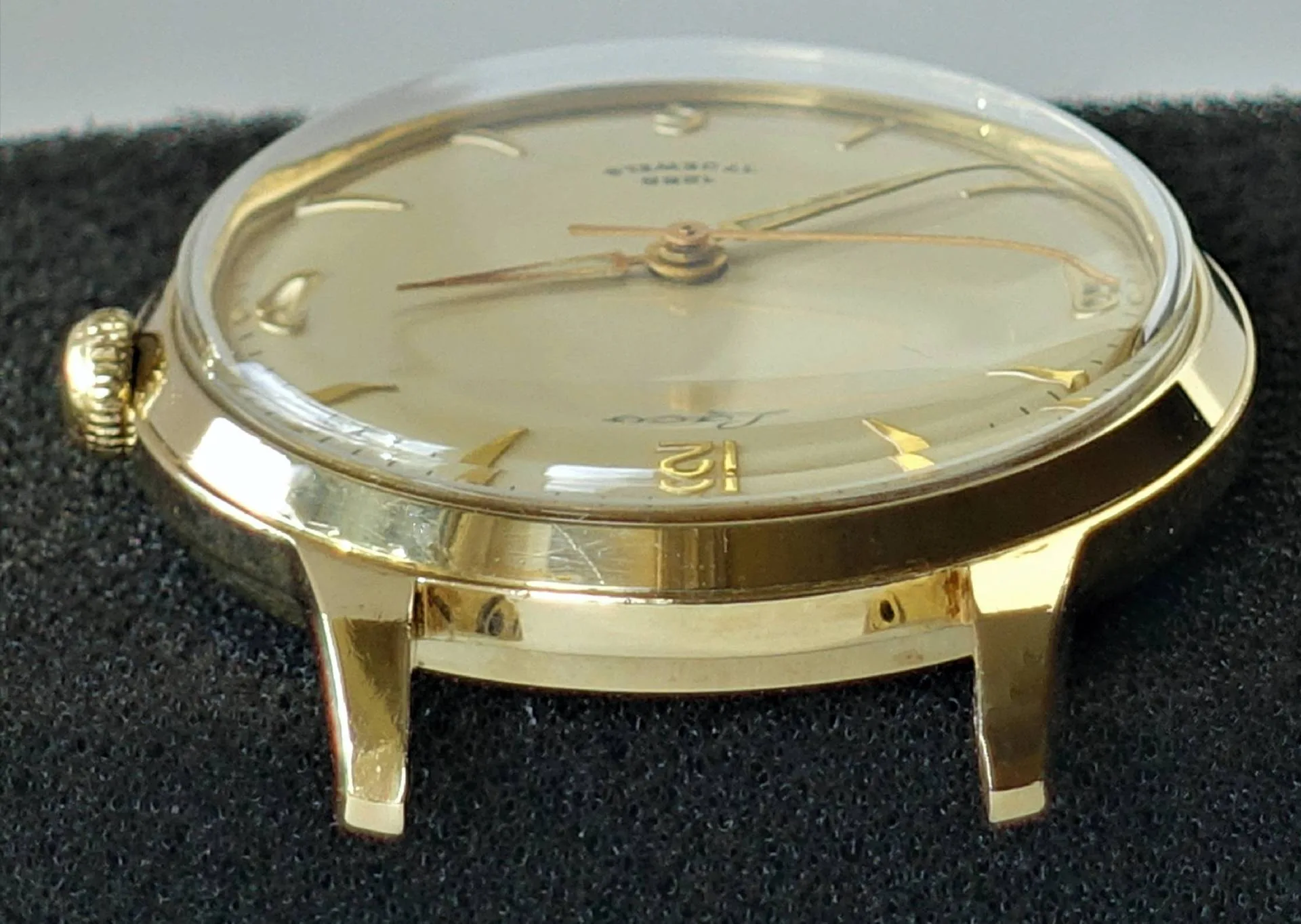 Armbanduhr goldfarben Goldfarbene Armbanduhr mit hellem Zifferblatt und goldenen Indizes.