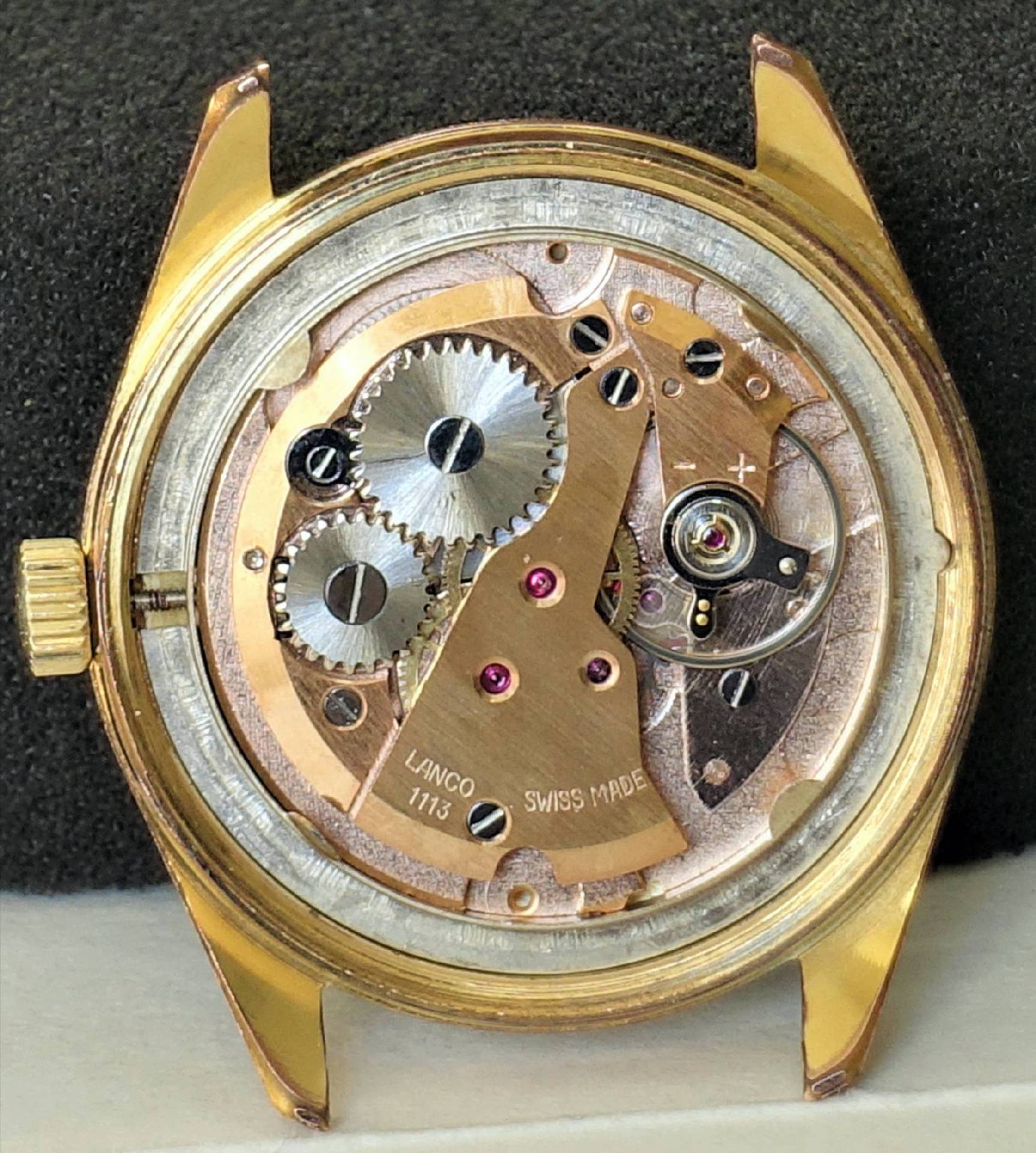 Mechanisches Uhrwerk Lanco 1113 in einem goldfarbenen Gehäuse.