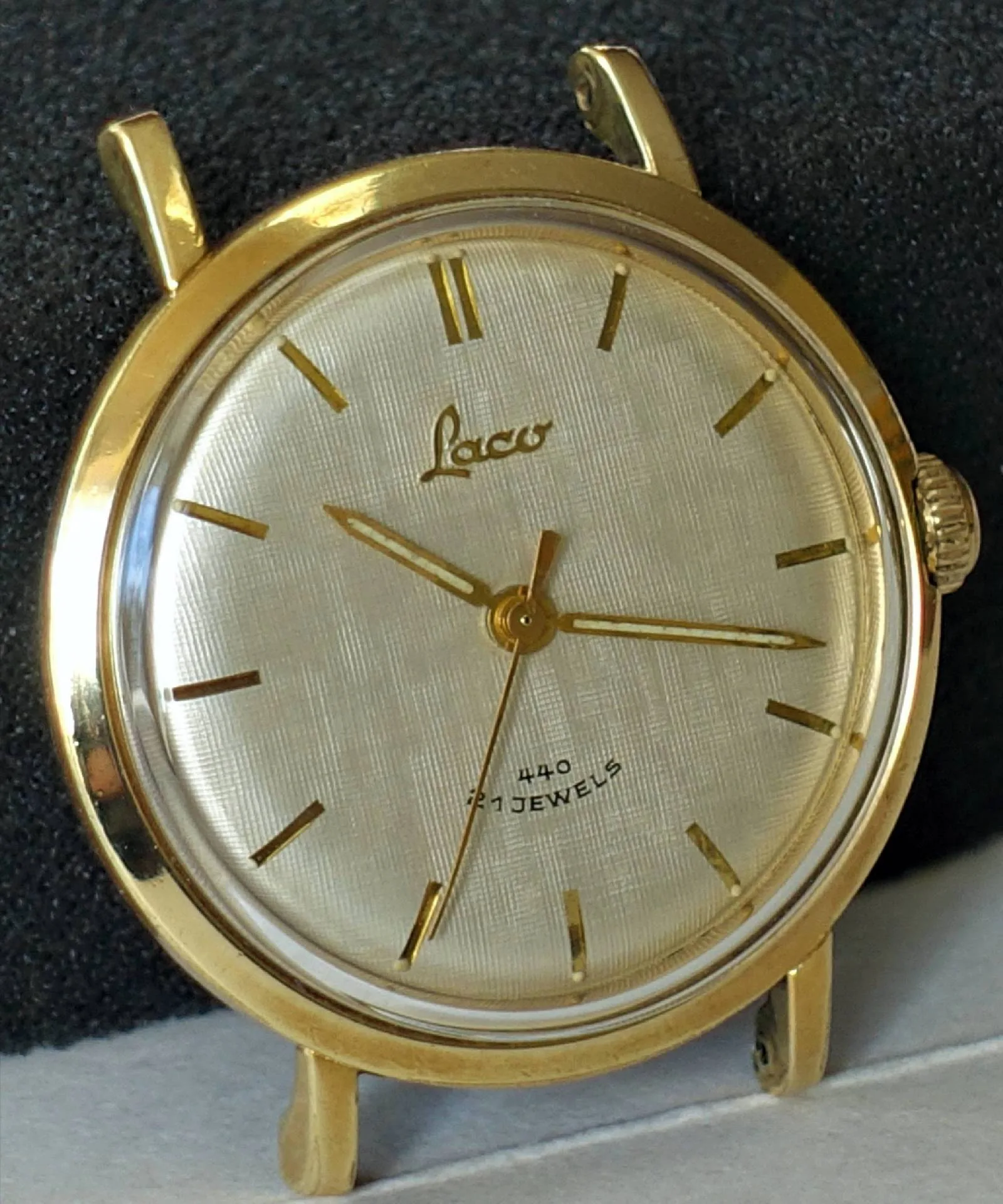 Analoguhr goldfarben Runde analoge Armbanduhr mit goldfarbenem Gehäuse und hellem Zifferblatt.