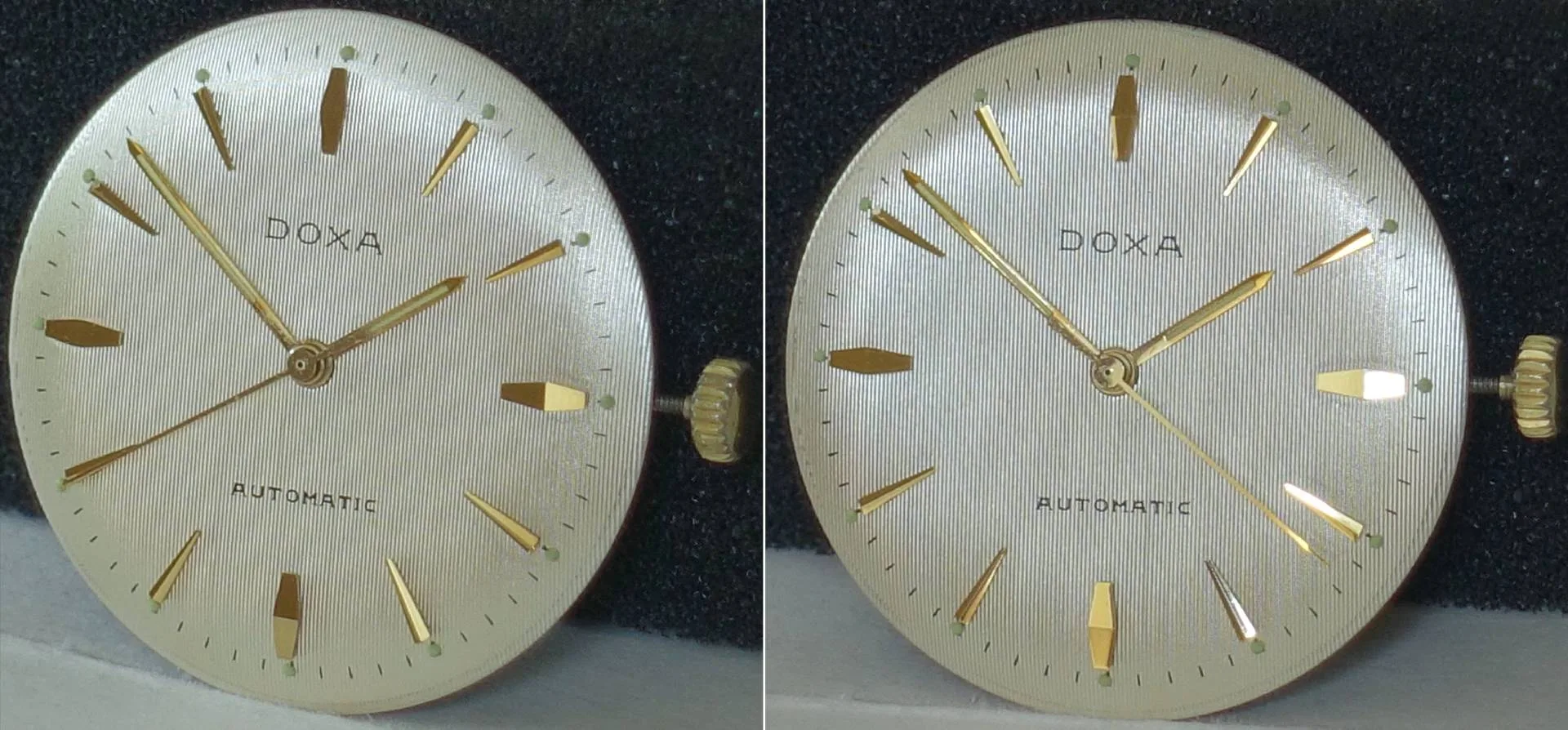 Doxa Uhrwerk mit Zifferblatt Rundes silberfarbenes Doxa Uhrwerk mit silberfarbenem Zifferblatt und goldfarbenen Zeigern sowie Indizes.